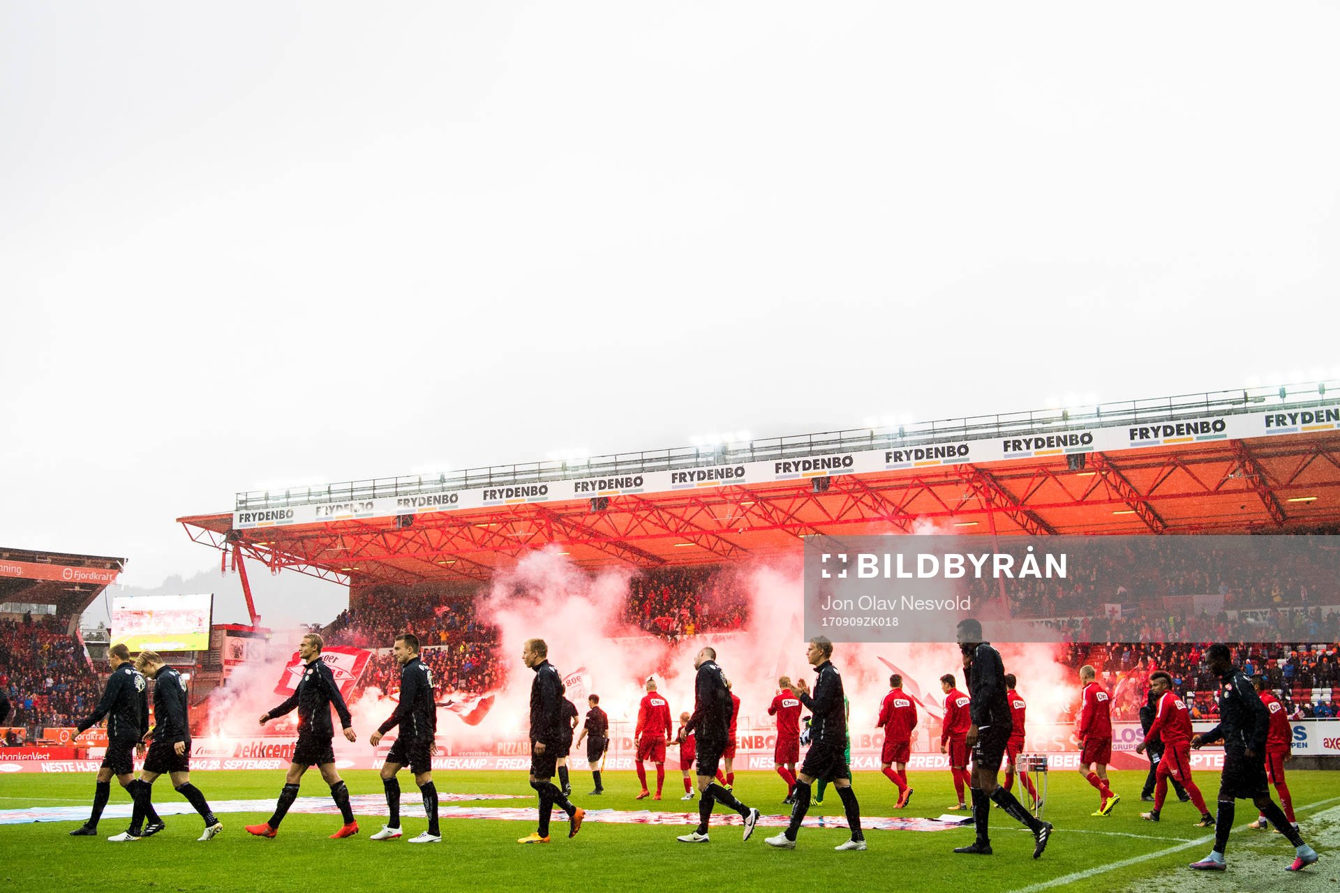 The players enter the pitch