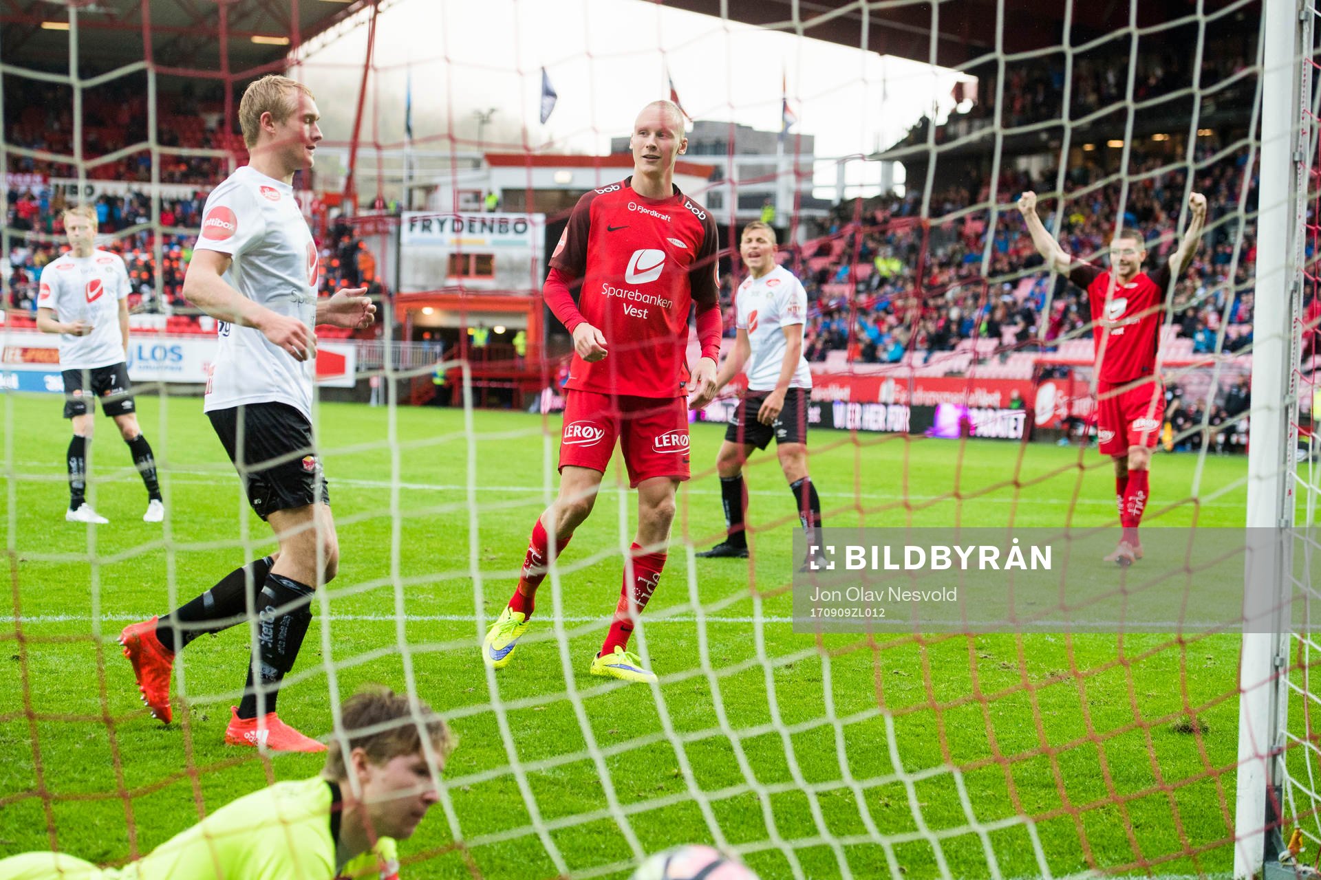 Kristoffer Barmen of Brann scores 2-1