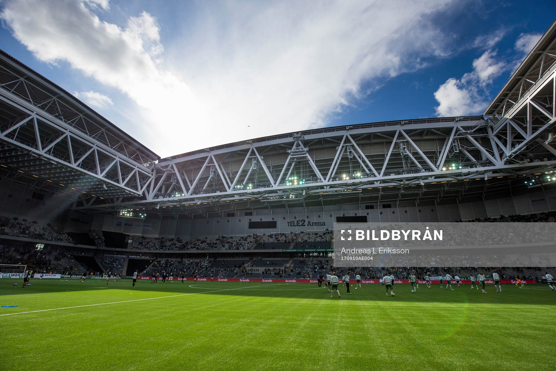 s och Hammarbys spelare värmer upp på Tele2 Arena