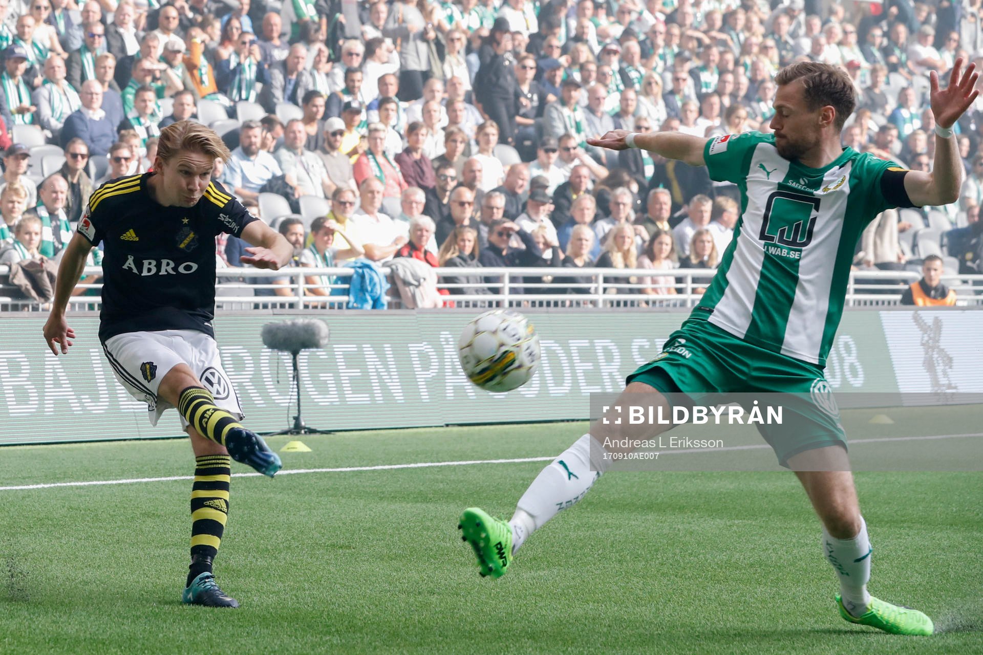 s Johan Blomberg och Hammarbys Arnór Smárason