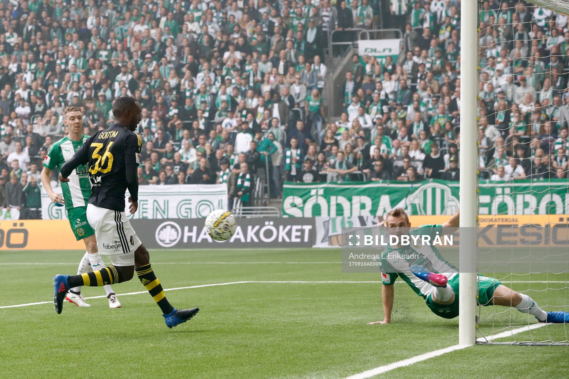 s Henok Goitom med målchans som räddas av Hammarbys Mads