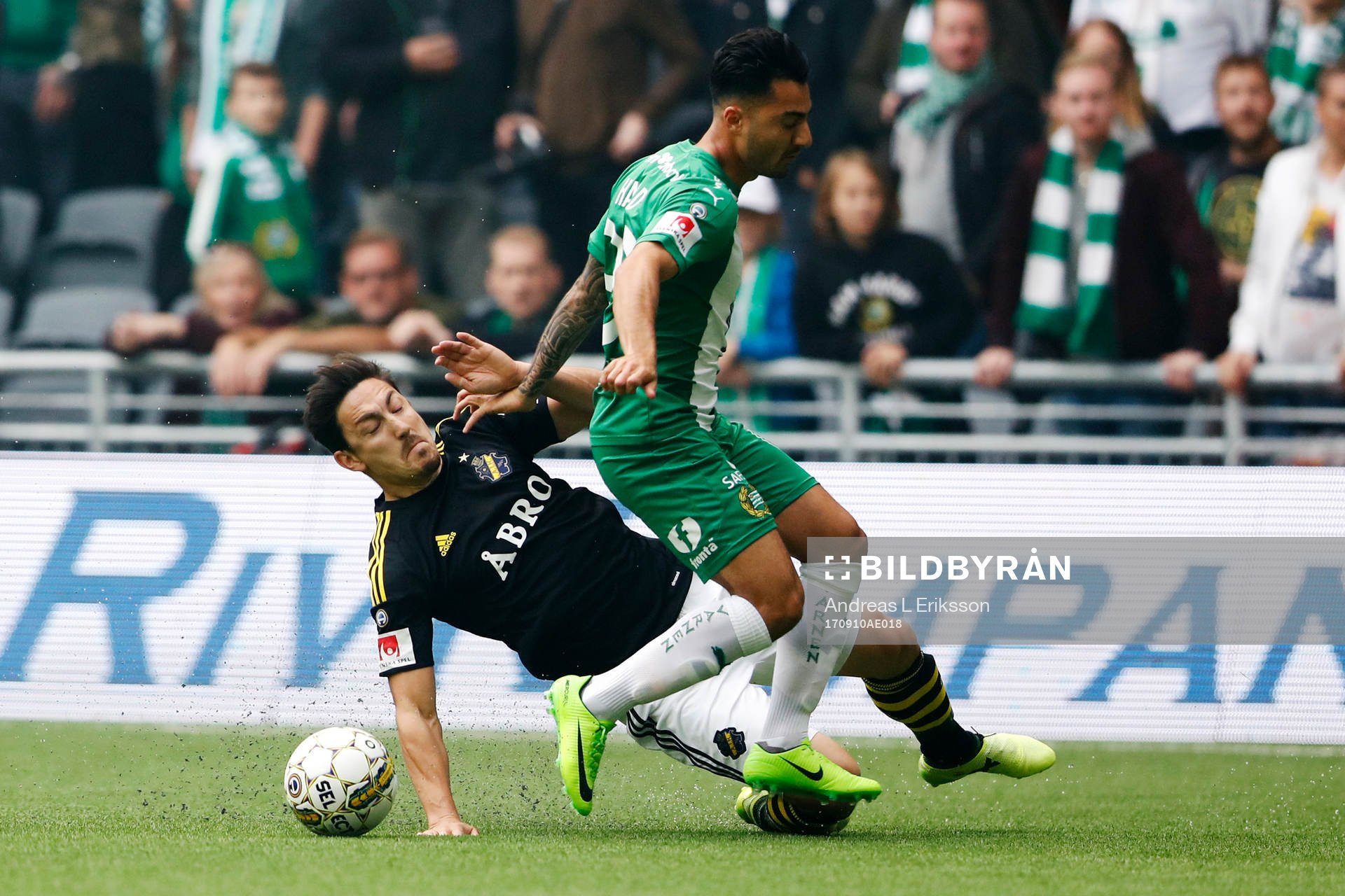AIK:s Stefan Ishizaki i kamp om bollen med Hammarbys Serge-Junior Martinsson Ngouali under fotbollsmatchen i Allsvenskan mellan Hammarby och AIK den 10 september 2017 i Stockholm. 