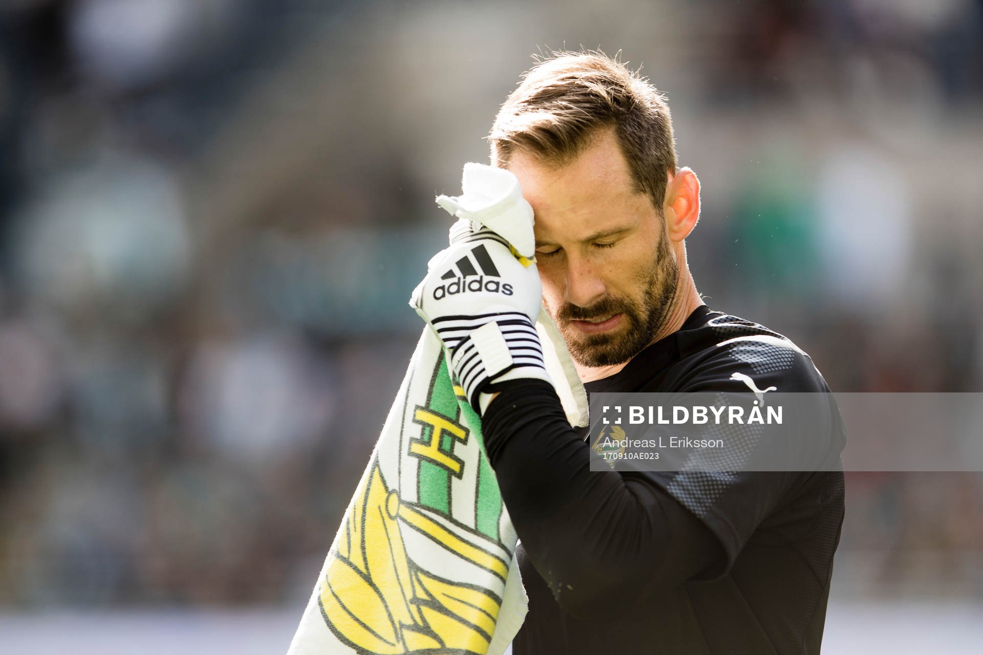Hammarbys målvakt Johan Wiland deppar
