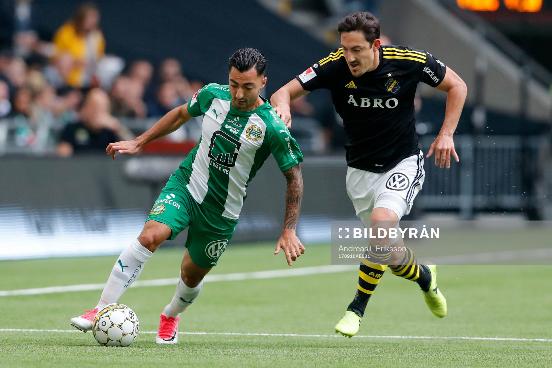s Stefan Ishizaki i kamp om bollen