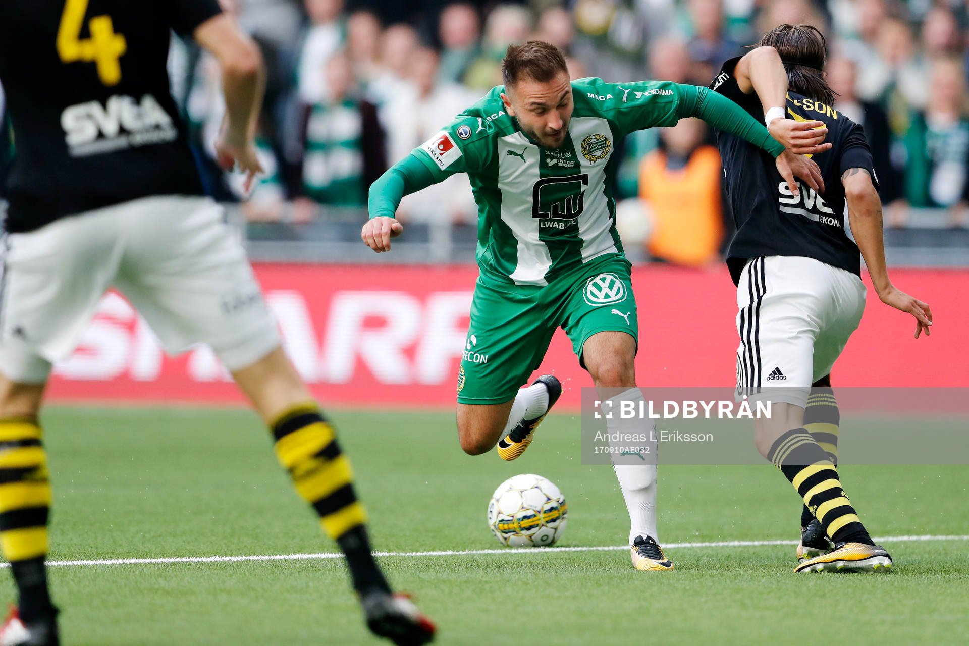 s Kristoffer Olsson i kamp om bollen