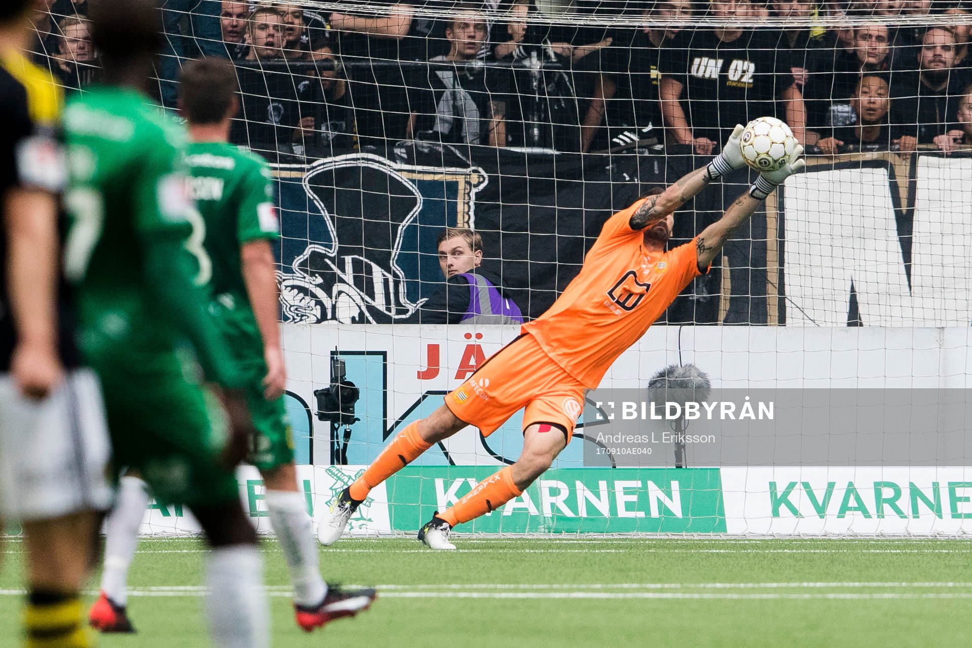 Hammarbys målvakt Johan Wiland med en räddning