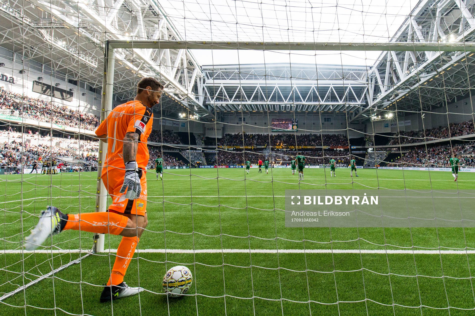 Hammarbys målvakt Johan Wiland deppar