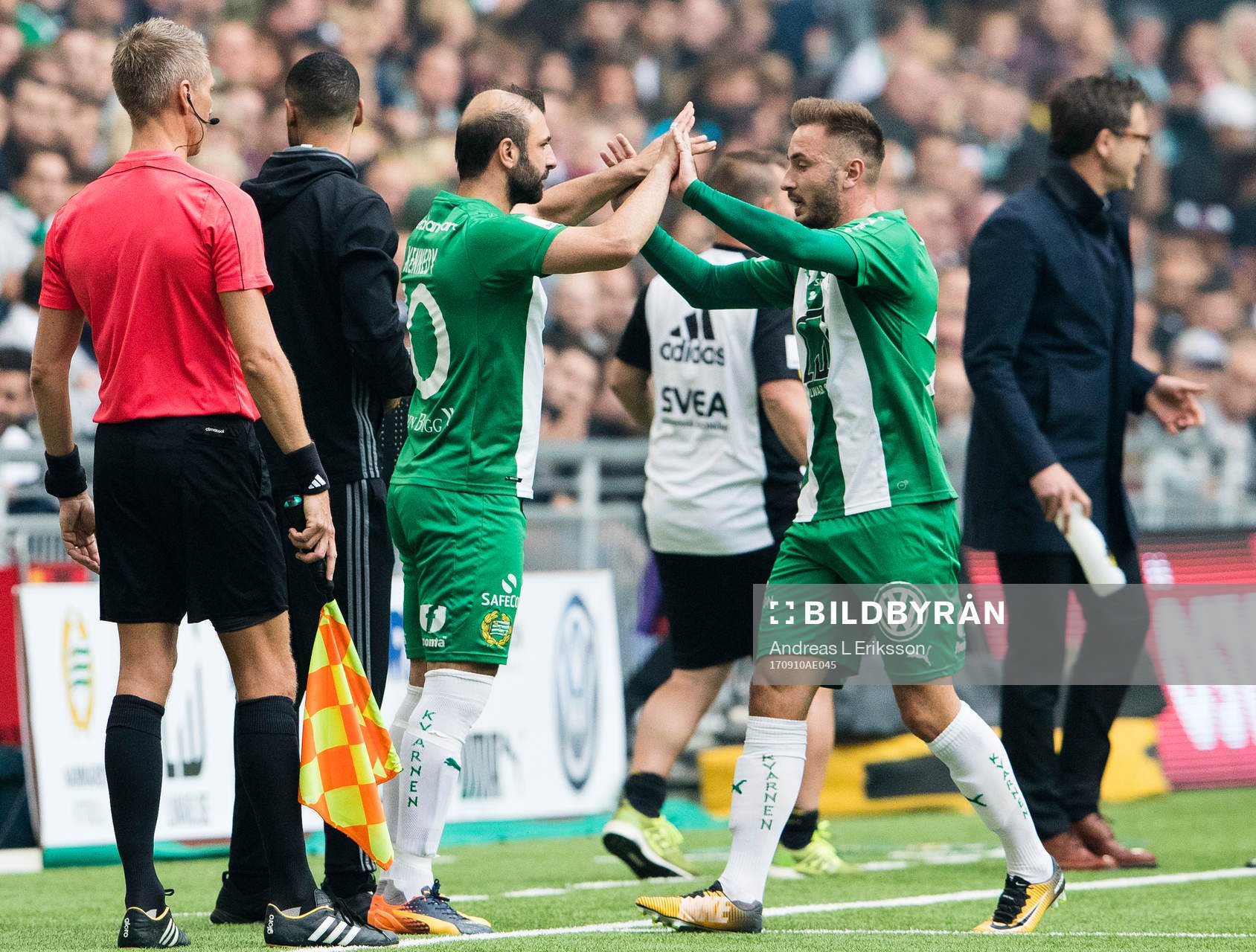 Hammarbys Kennedy Bakircioglu byter med Muamer Tankovic under fotbollsmatchen i Allsvenskan mellan Hammarby och AIK den 10 september 2017 i Stockholm.