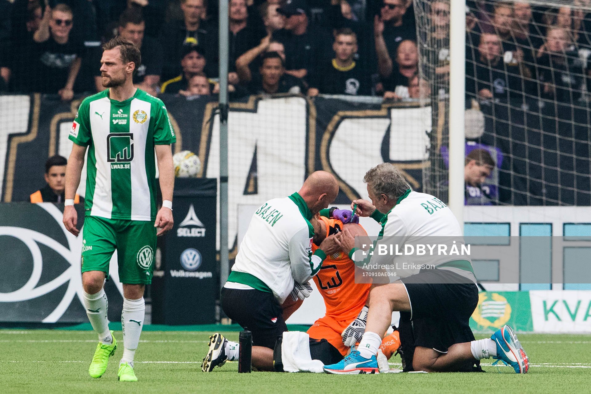 Hammarbys läkarteam tar hand om målvakt Johan Wiland som