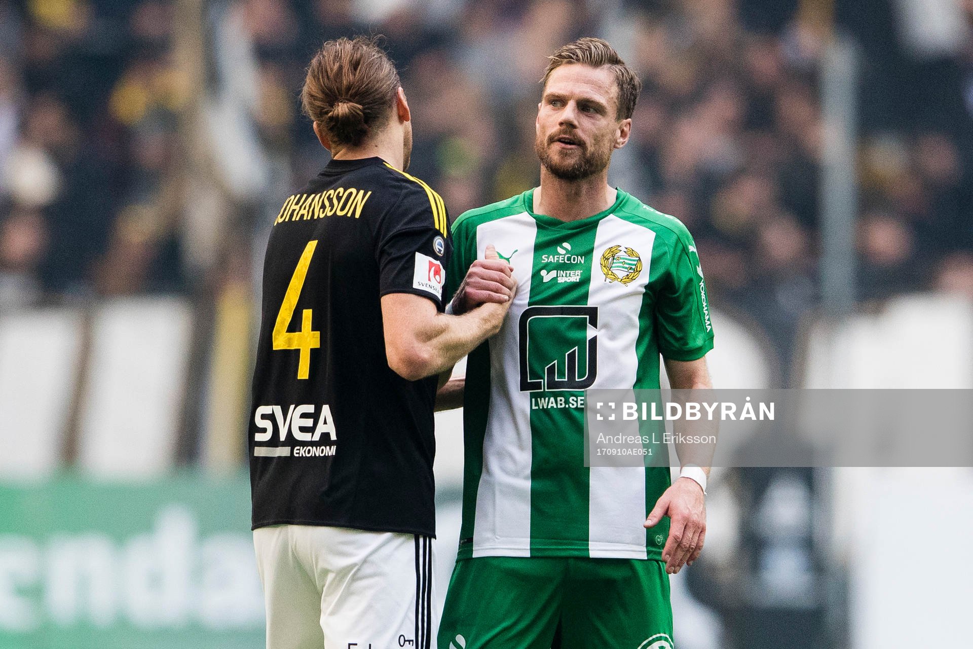s Nils-Eric Johansson och Hammarbys Arnór Smárason tackar