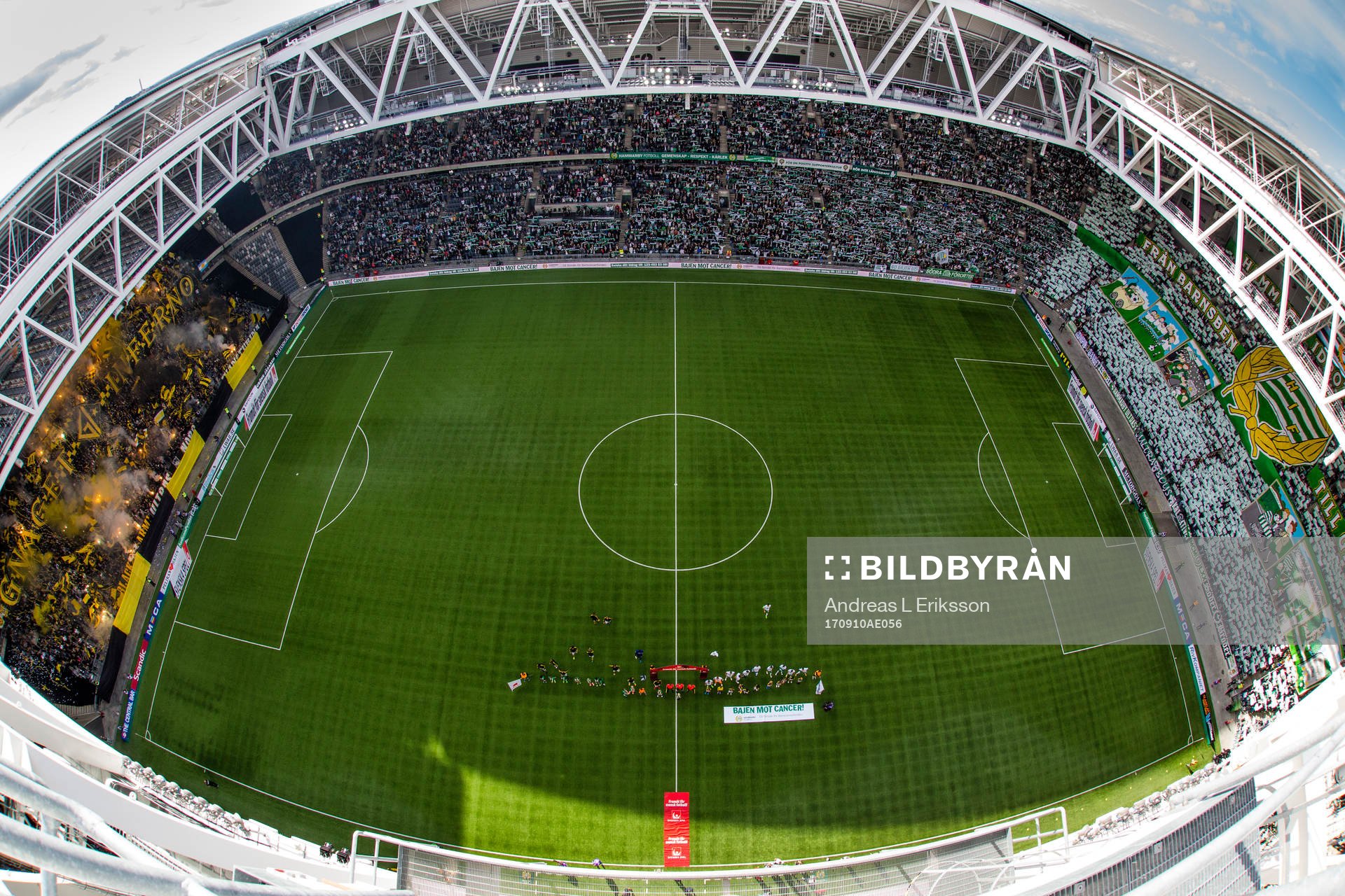 s och Hammarbys supportrar med TIFO innan fotbollsmatchen i