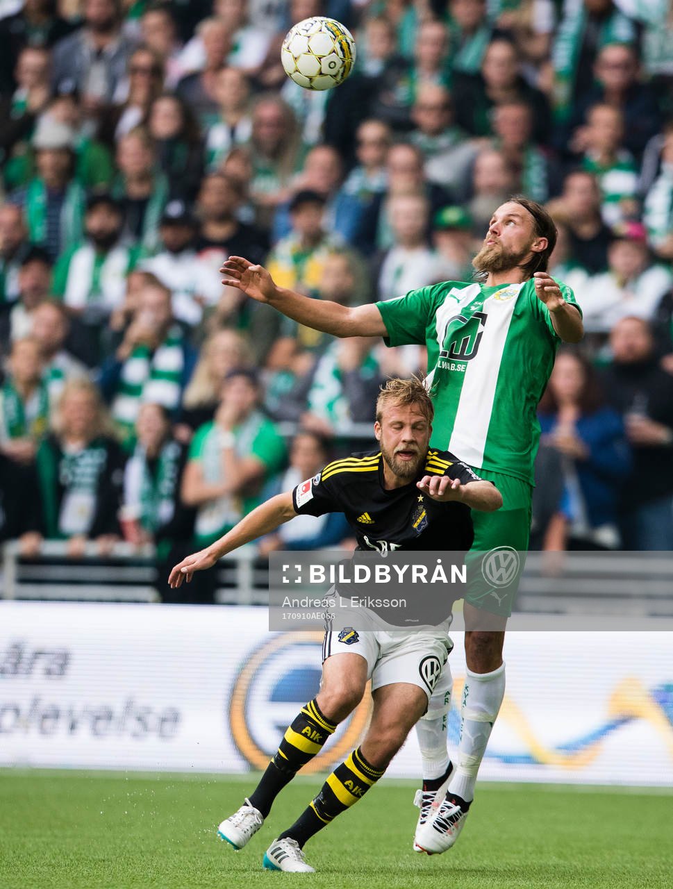 s Daniel Sundgren i kamp om bollen med Hammarbys Björn