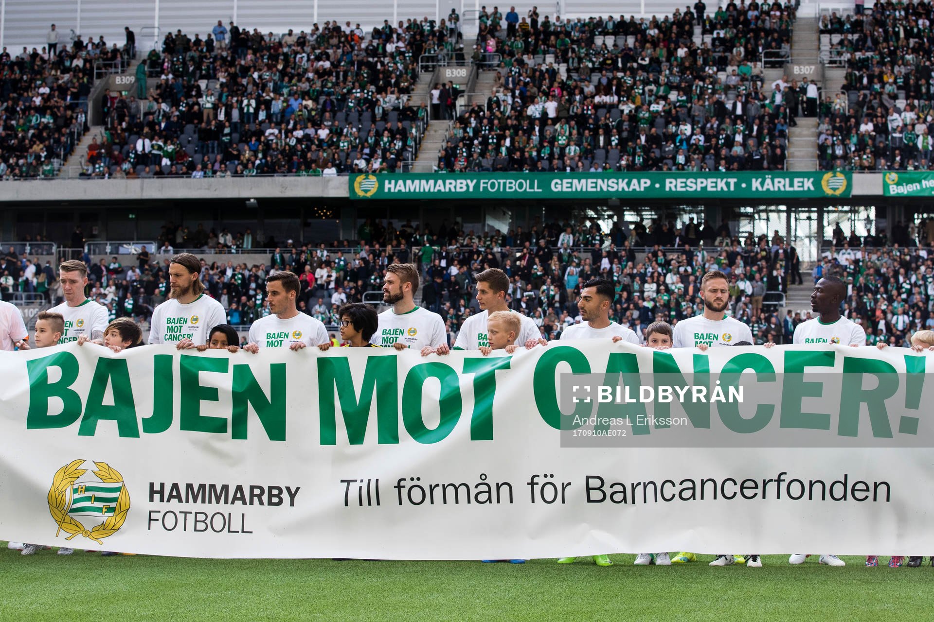 Hammarbys spelare håller upp en banderoll med texten Bajen