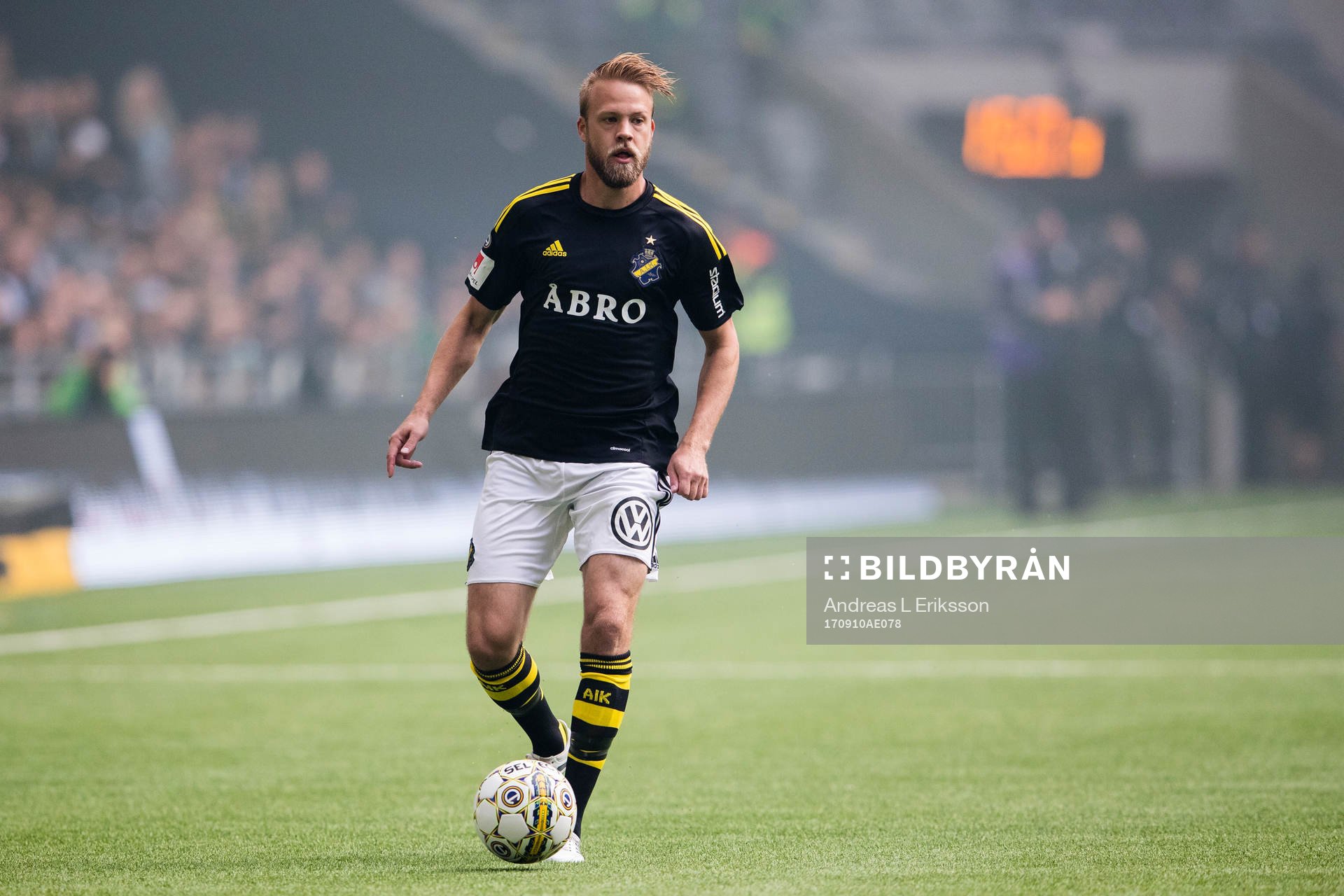 s Daniel Sundgren med bollen