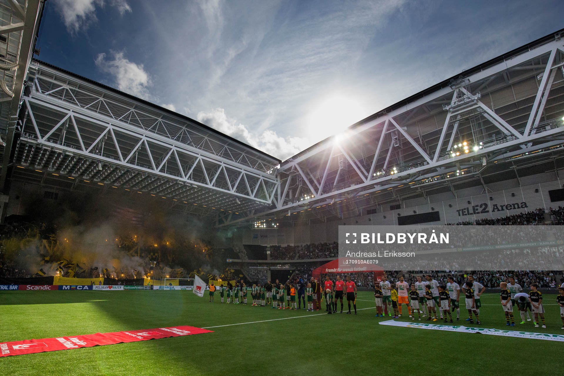 s och Hammarbys spelare ställer upp sig innan