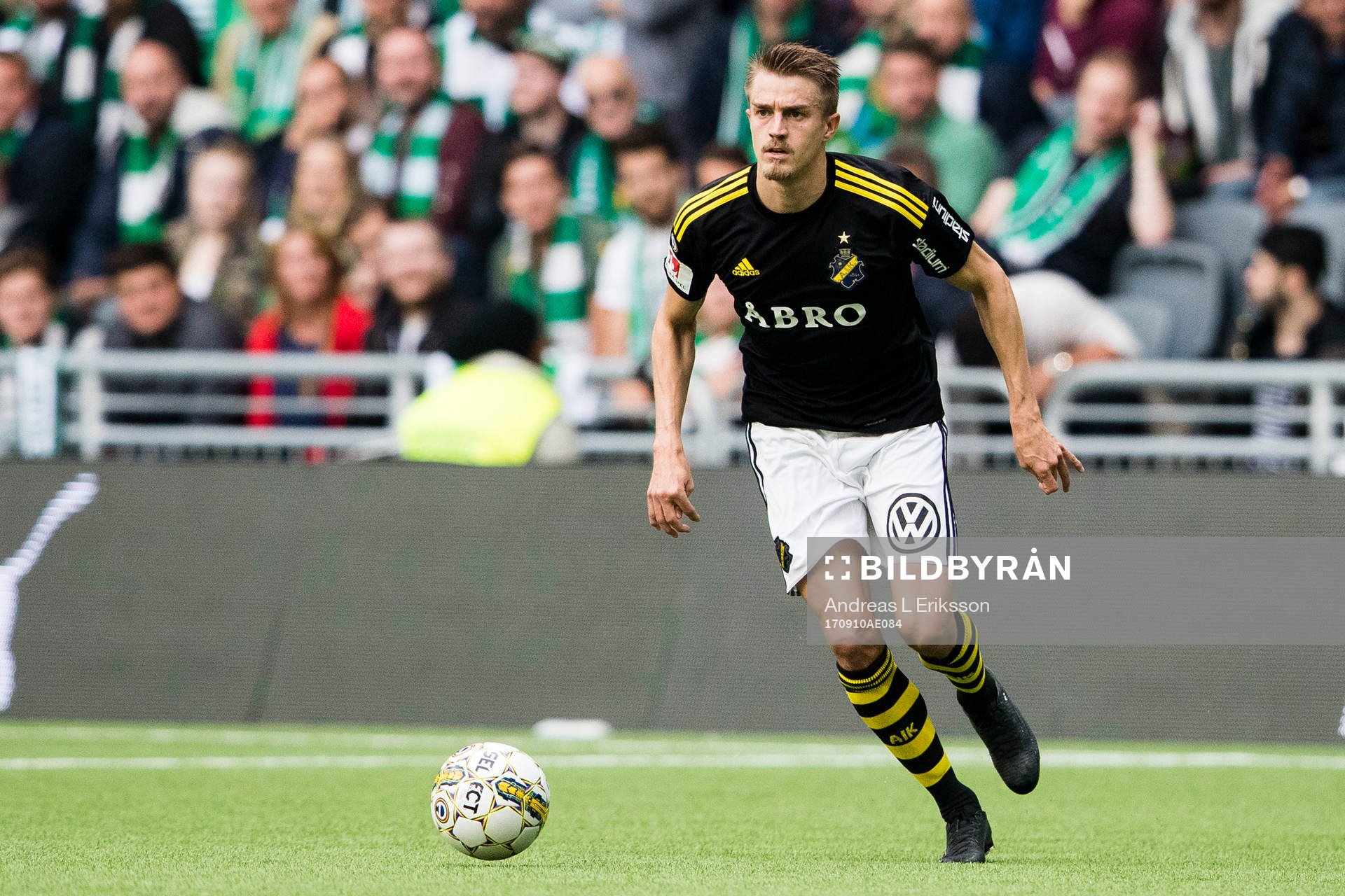s Rasmus Lindkvist med bollen