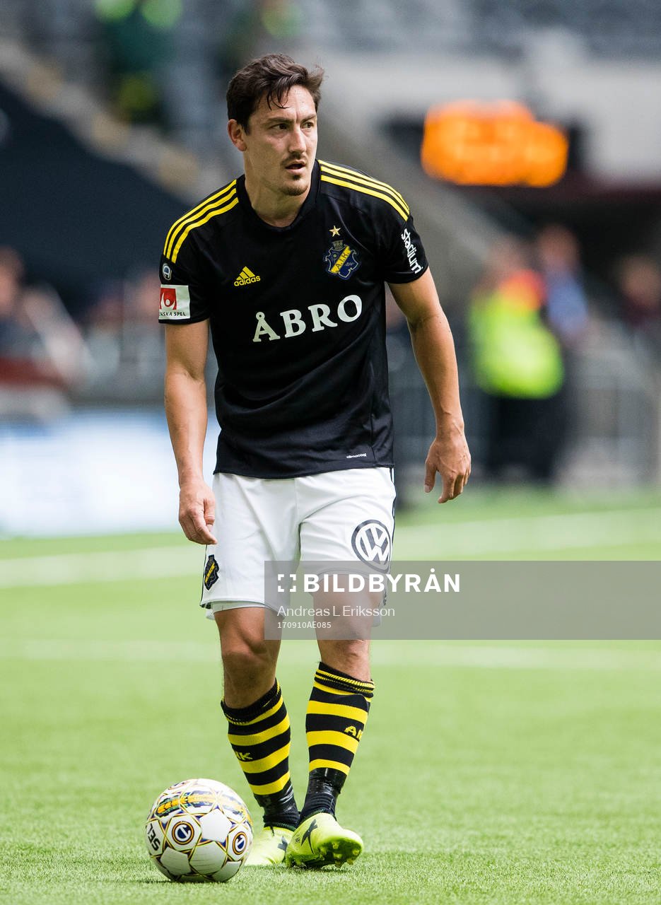 s Stefan Ishizaki med bollen