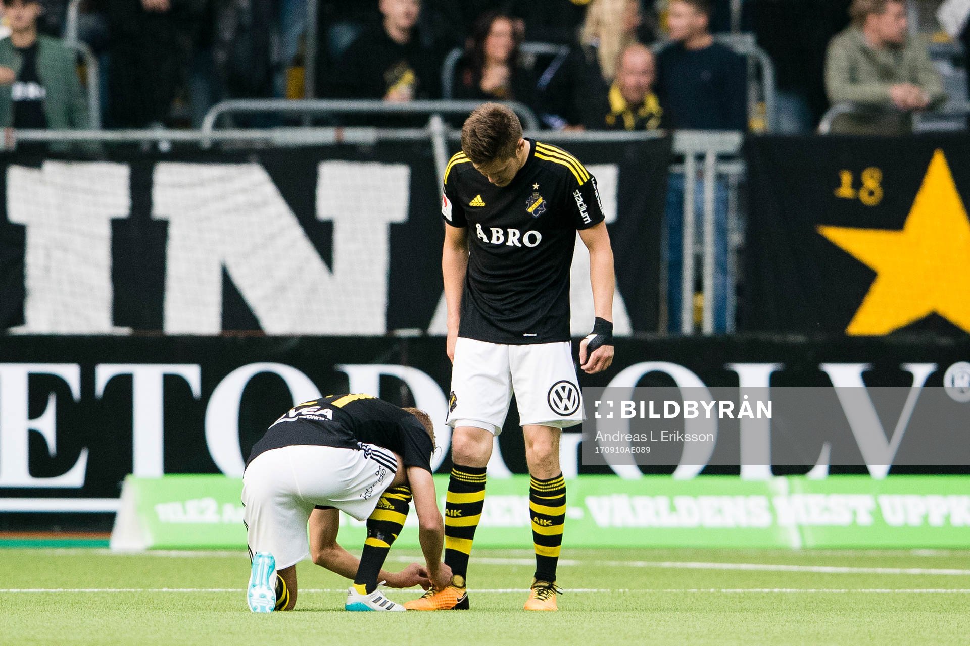 s Daniel Sundgren knyter skorna på Haukur Heidar Hauksson