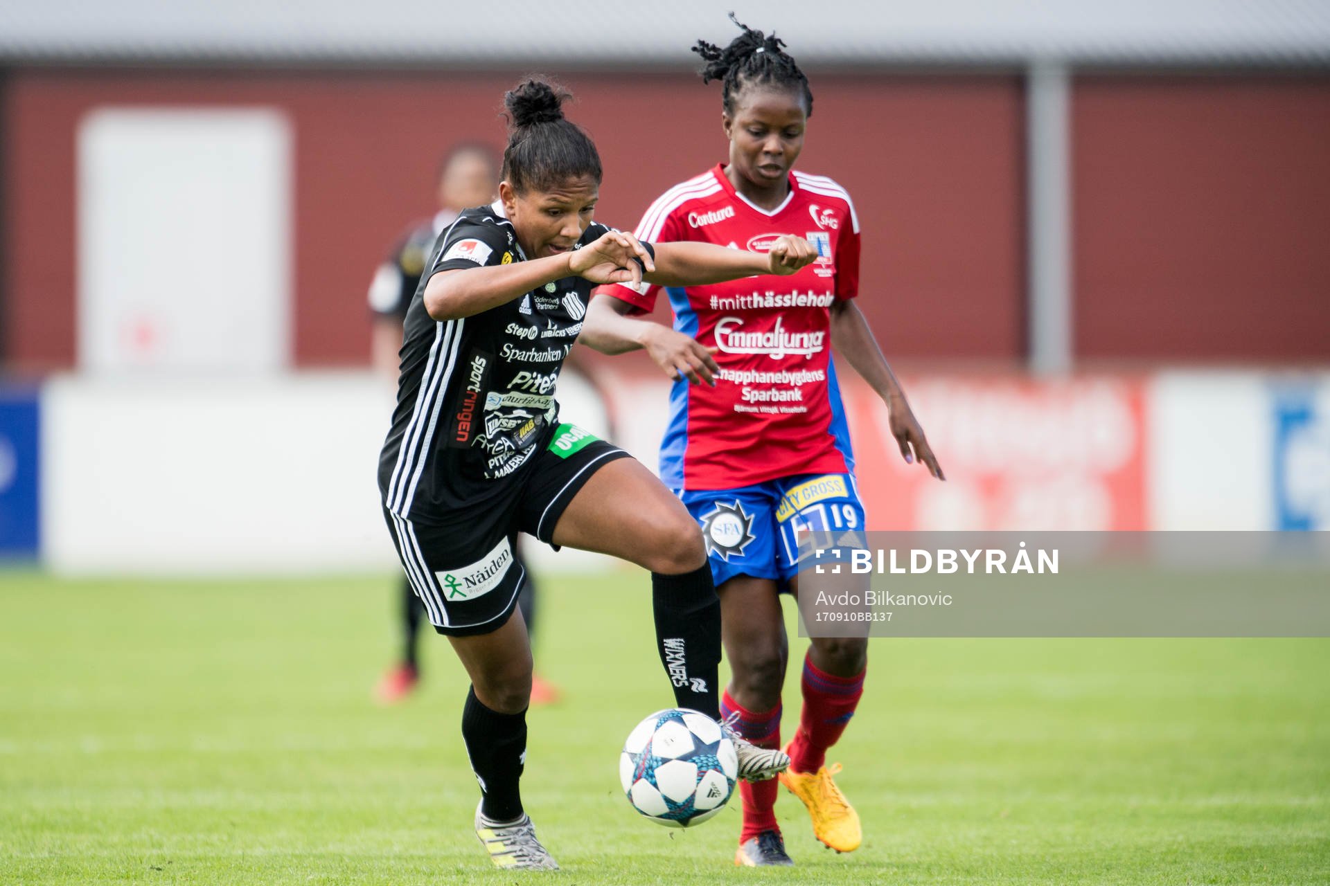Piteås Madelen Janogy och Vittsjös Lisa Klinga under fotbollsmatchen i Damallsvenskan mellan Vittsjö GIK och Piteå IF den 10 september 2017 i Vittsjö.