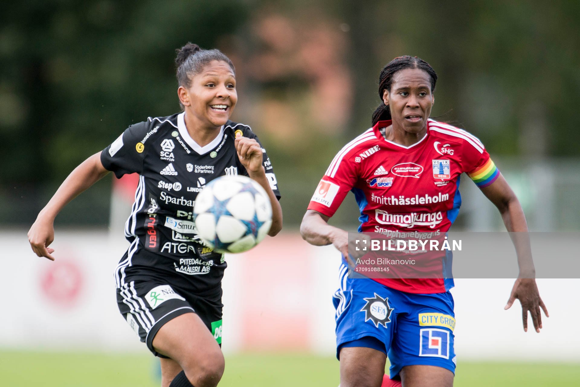 Piteås Madelen Janogy och Vittsjös Ifeoma Dieke under fotbollsmatchen i Damallsvenskan mellan Vittsjö GIK och Piteå IF den 10 september 2017 i Vittsjö.