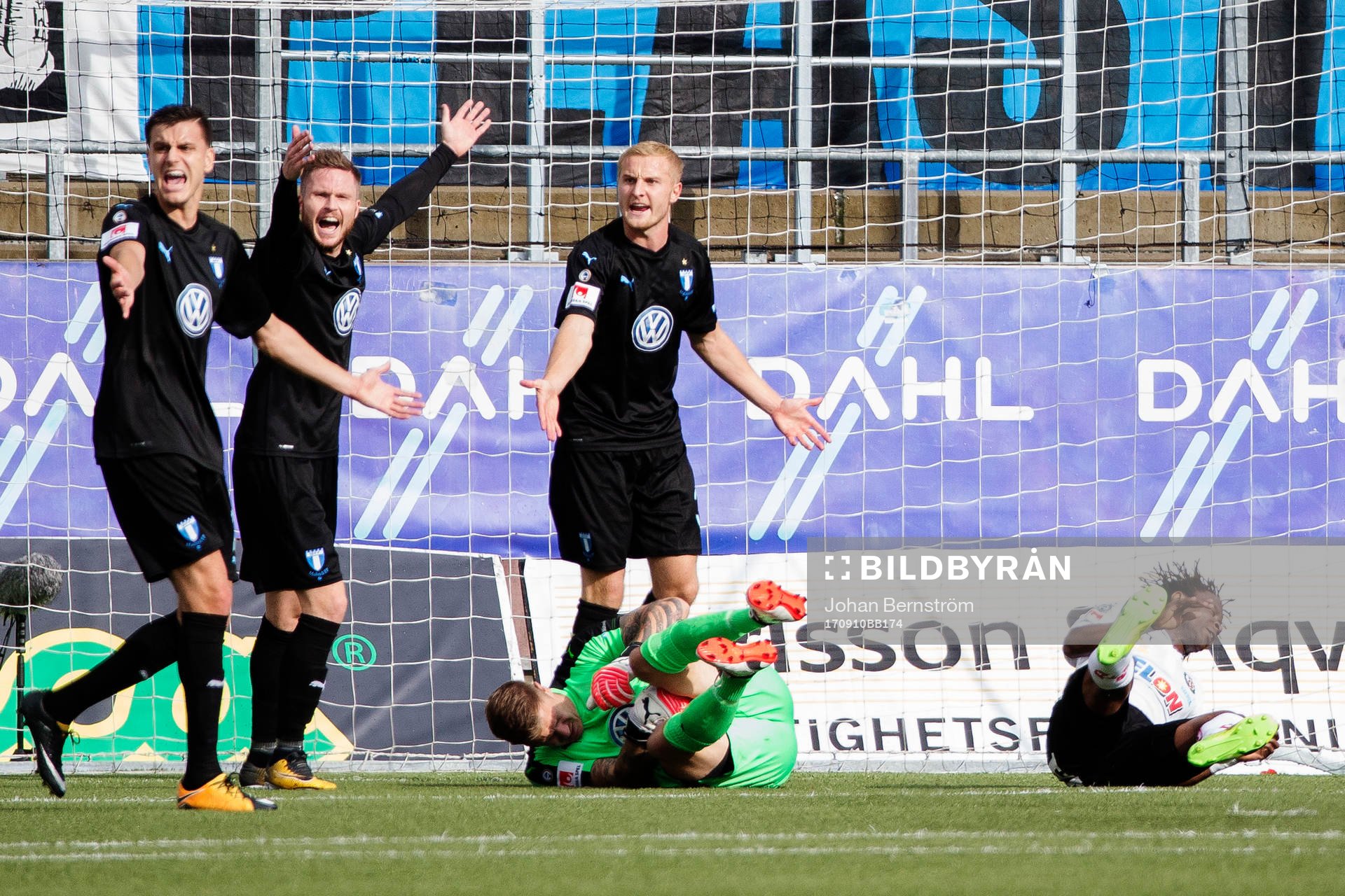 Malmö FFs spelare reagerar när målvakt Johan Dahlin och