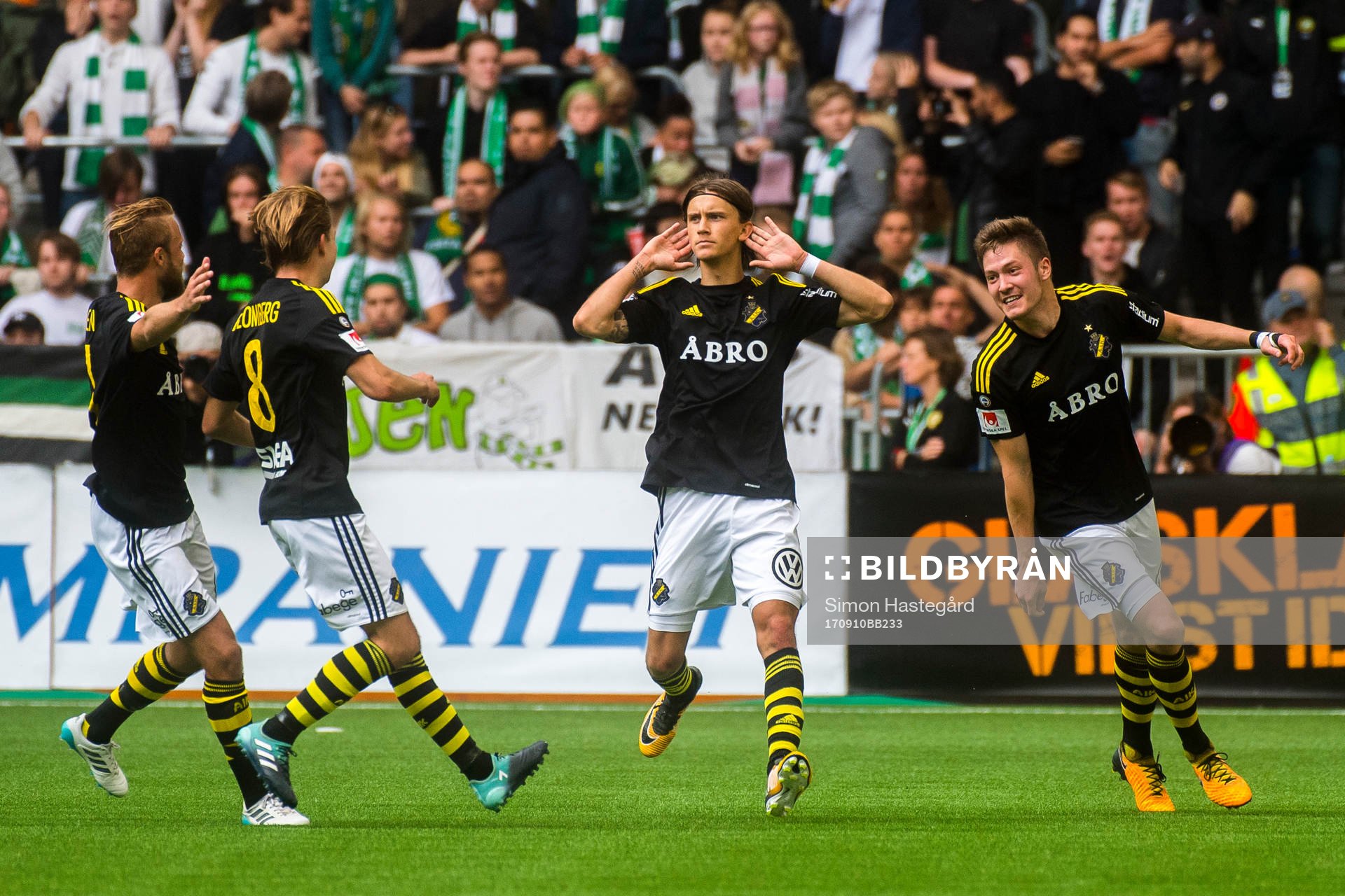 s Kristoffer Olsson jublar