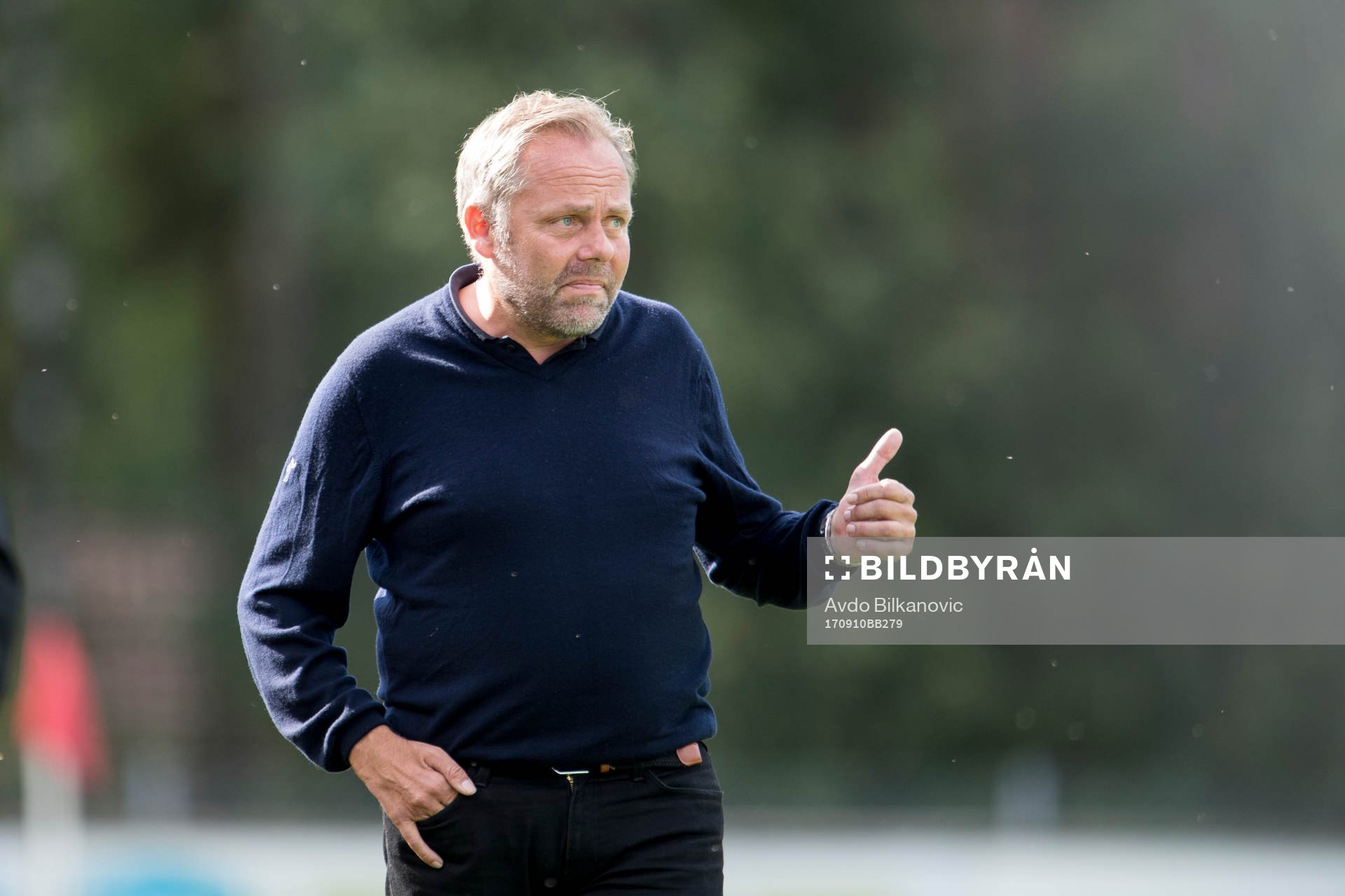 Vittsjös lagledare Mats Mulle Karlsson ger tummen upp under fotbollsmatchen i Damallsvenskan mellan Vittsjö GIK och Piteå IF den 10 september 2017 i Vittsjö.