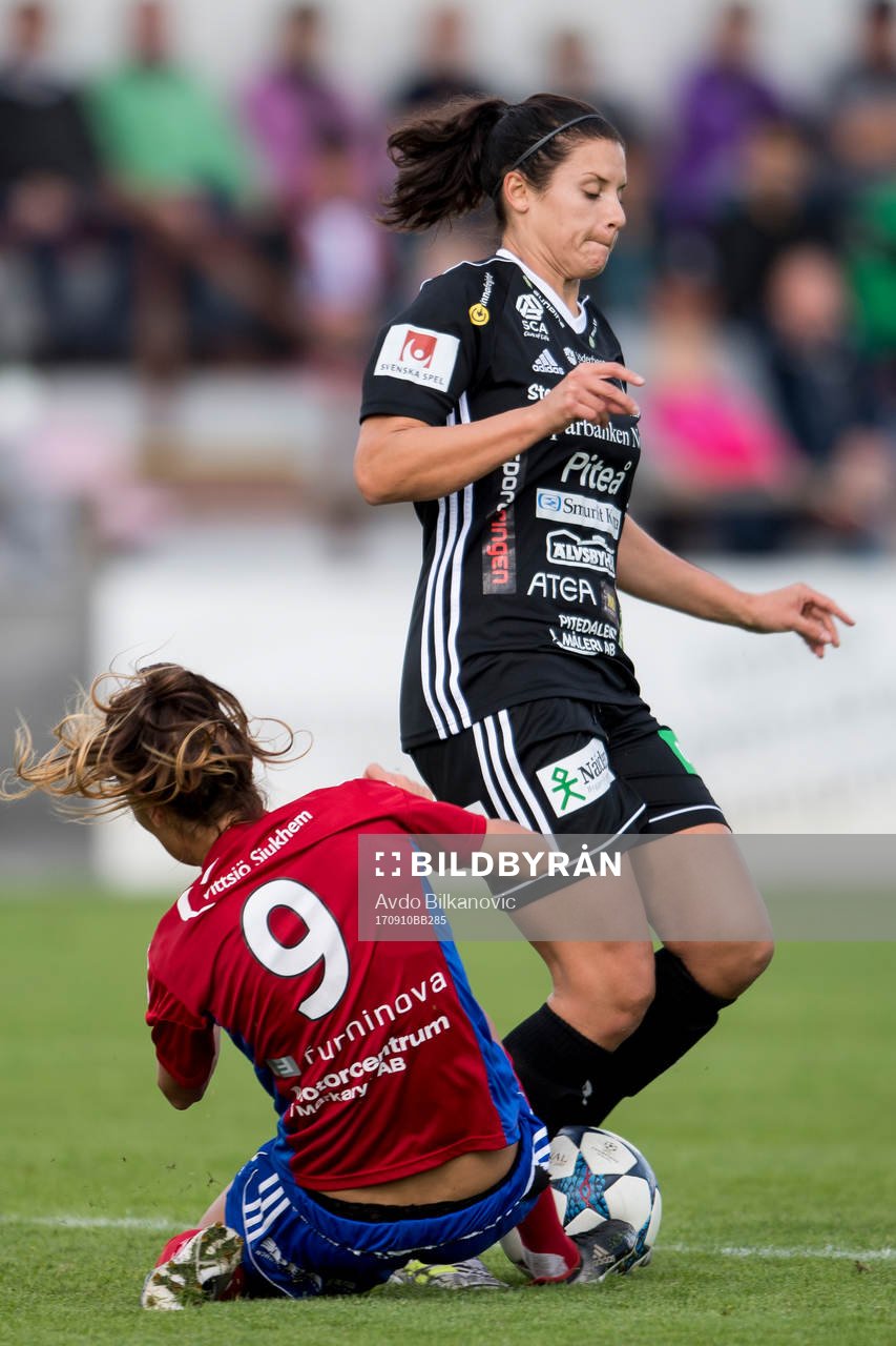 Vittsjös Lisa Klinga stoppas Piteås Hanna Pettersson under fotbollsmatchen i Damallsvenskan mellan Vittsjö GIK och Piteå IF den 10 september 2017 i Vittsjö.