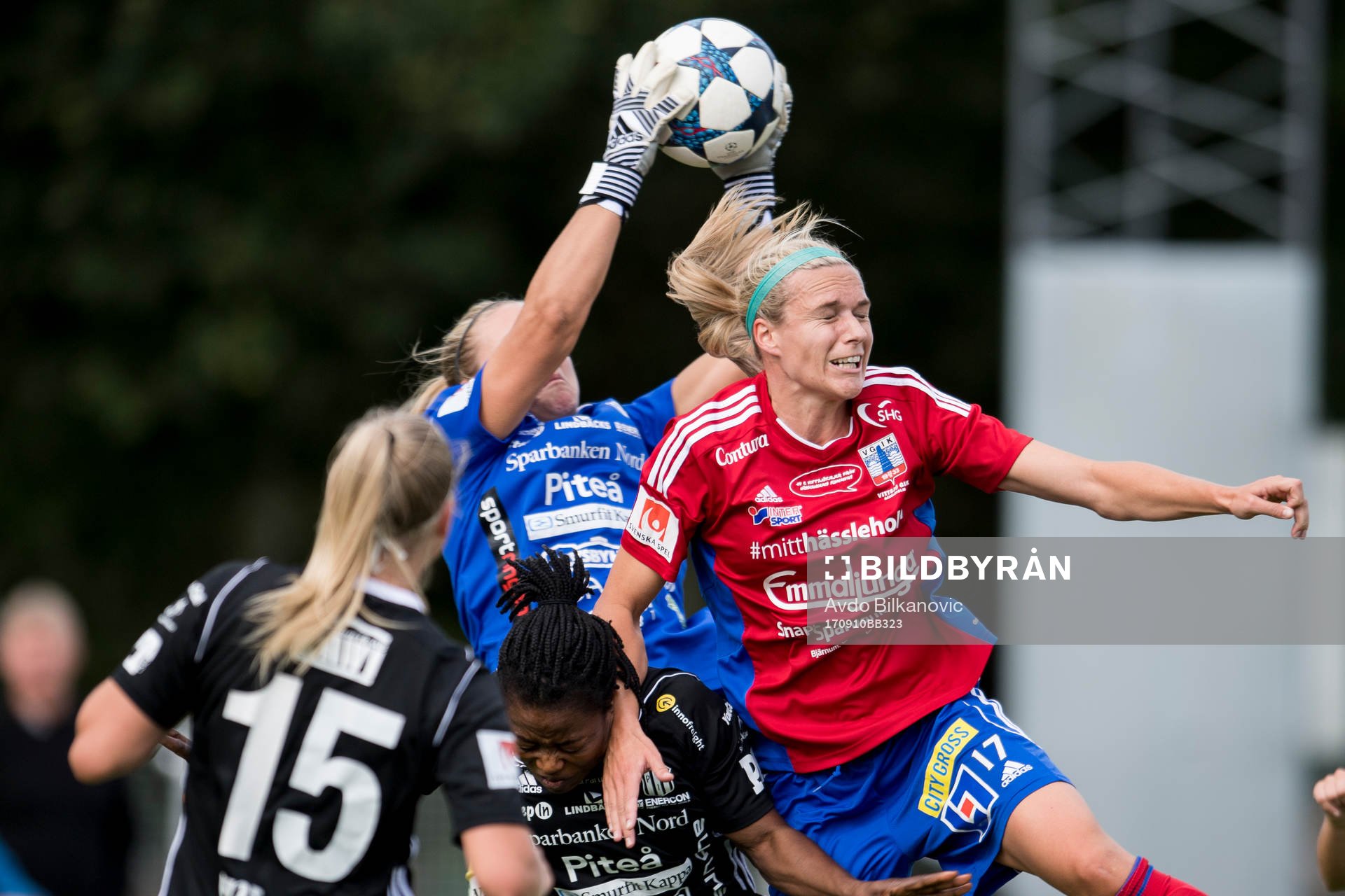 Vittsjös Hannah Wilkinson framför Piteås målvakt Hilda