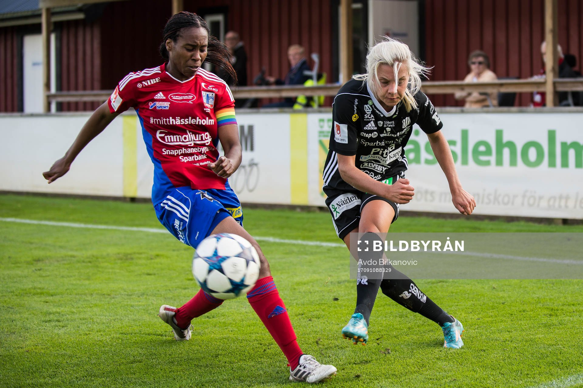 Vittsjös Ifeoma Dieke och Piteås Paulina Hedqvist under fotbollsmatchen i Damallsvenskan mellan Vittsjö GIK och Piteå IF den 10 september 2017 i Vittsjö.