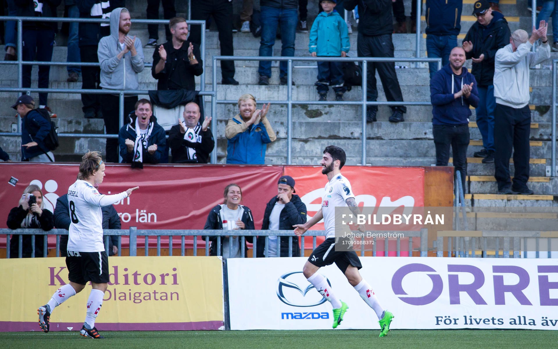 Örebros Nahir Besara gör 2-1 i slutet av matchen och jublar med Örebros Petteri Forsell under fotbollsmatchen i Allsvenskan mellan Örebro och Malmö den 10 september 2017 i Örebro.