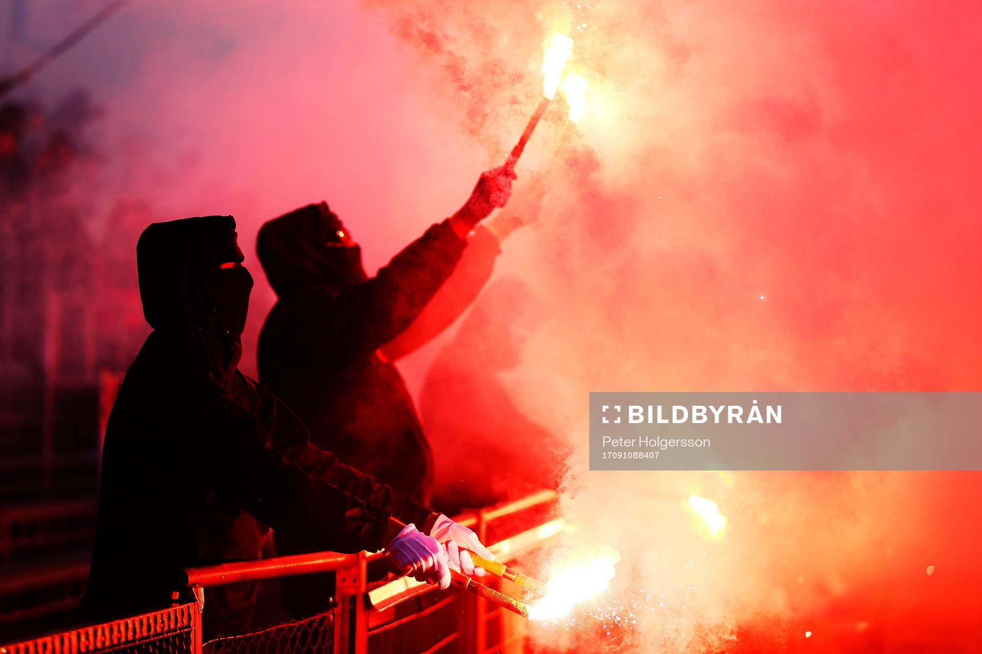 Norrköpings supportrar eldar bengaler