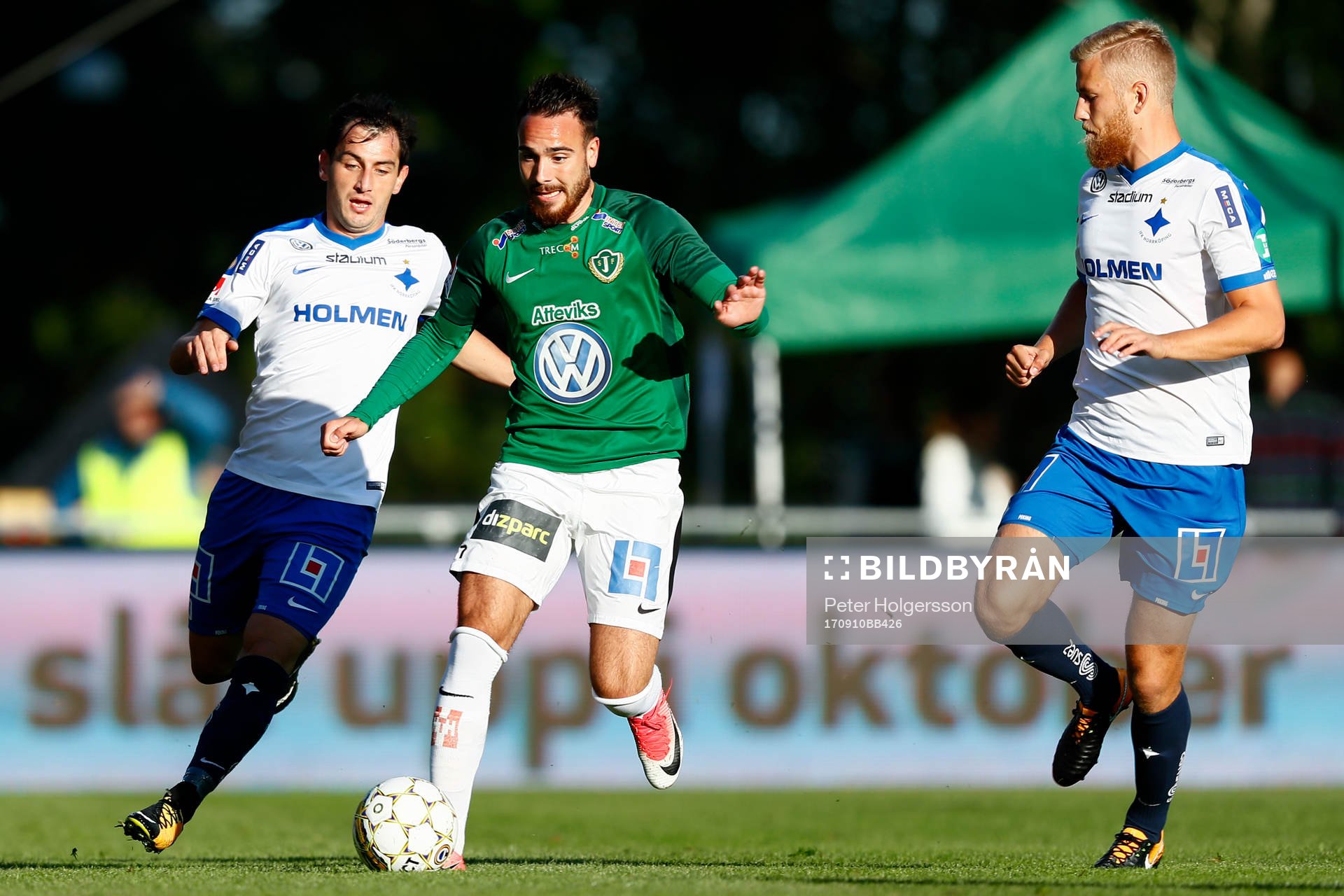 Norrköpings Nikola Tkalcic och Filip Dagerstål i kamp om bollen med Jönköpings Dzenis Kozica under fotbollsmatchen i Allsvenskan mellan Jönköping och Norrköping den 10 september 2017 i Jönköping.