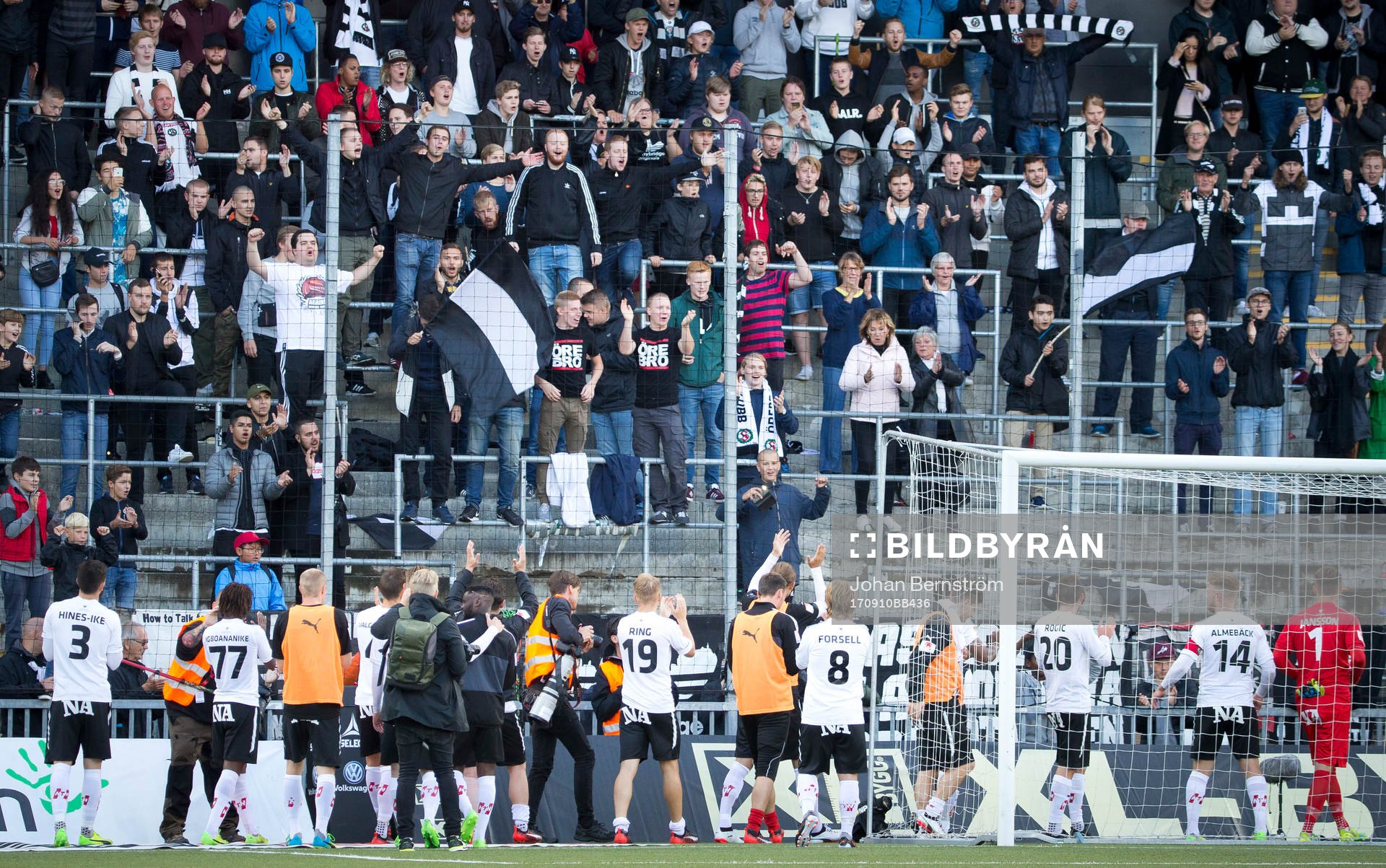 Örebrosspelarna jublar framför fansen