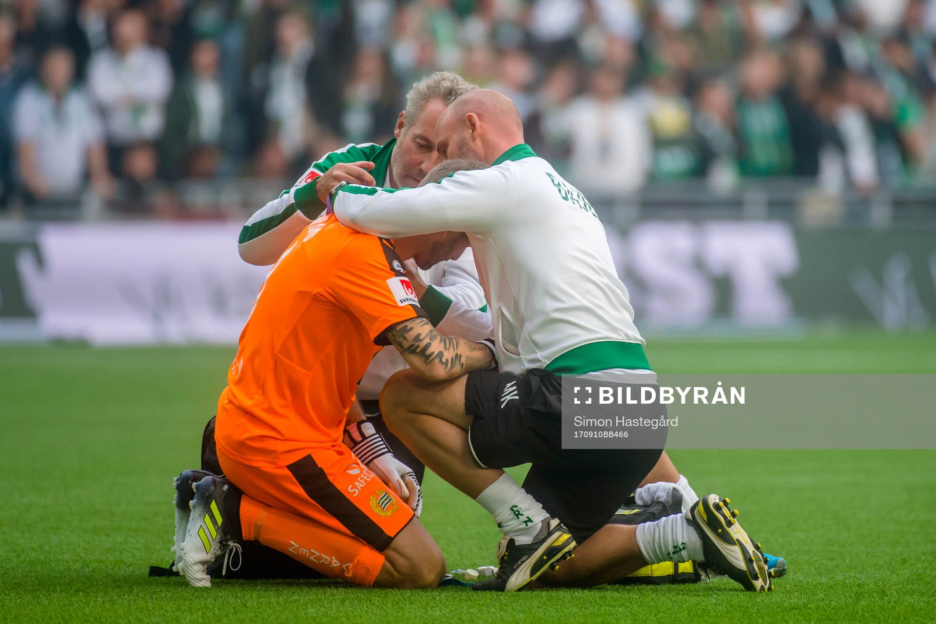 Hammarbys målvakt Johan Wiland får en spruta i nacken