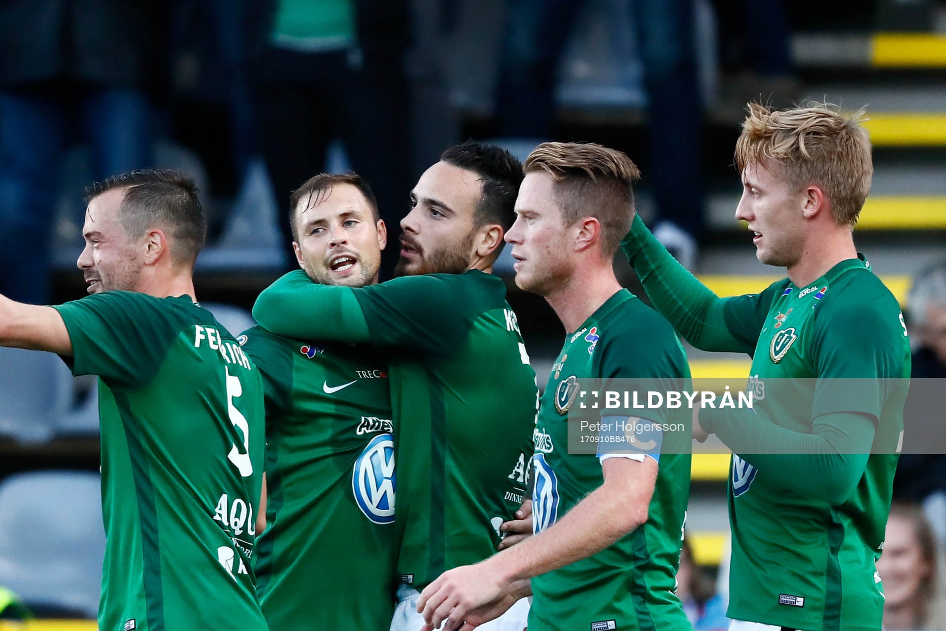 Jönköpings Dzenis Kozica jublar med lagkamrater efter att han gjort 1-0-målet under fotbollsmatchen i Allsvenskan mellan Jönköping och Norrköping den 10 september 2017 i Jönköping.