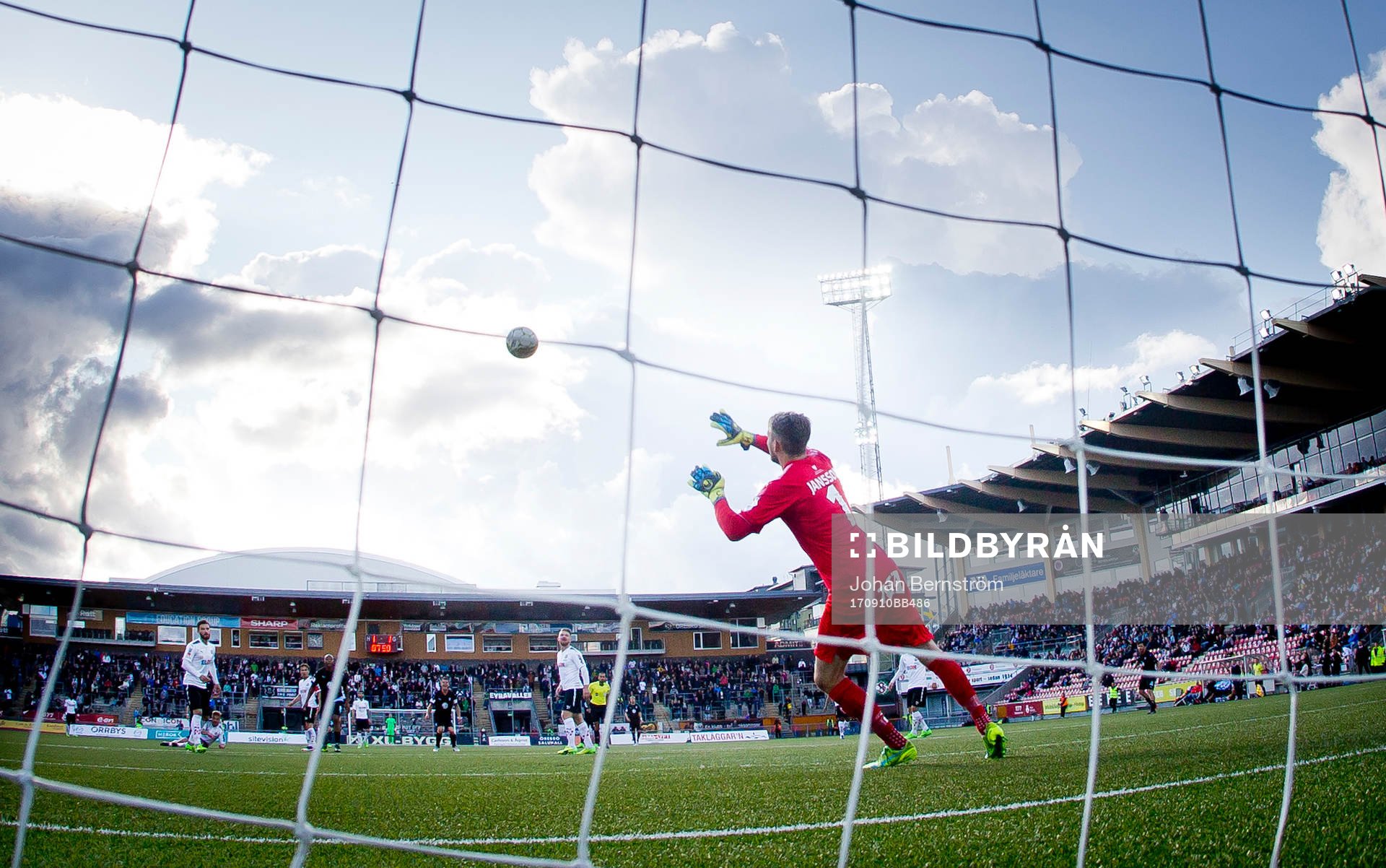 Örebros målvakt Oscar Jansson räddar ett skott
