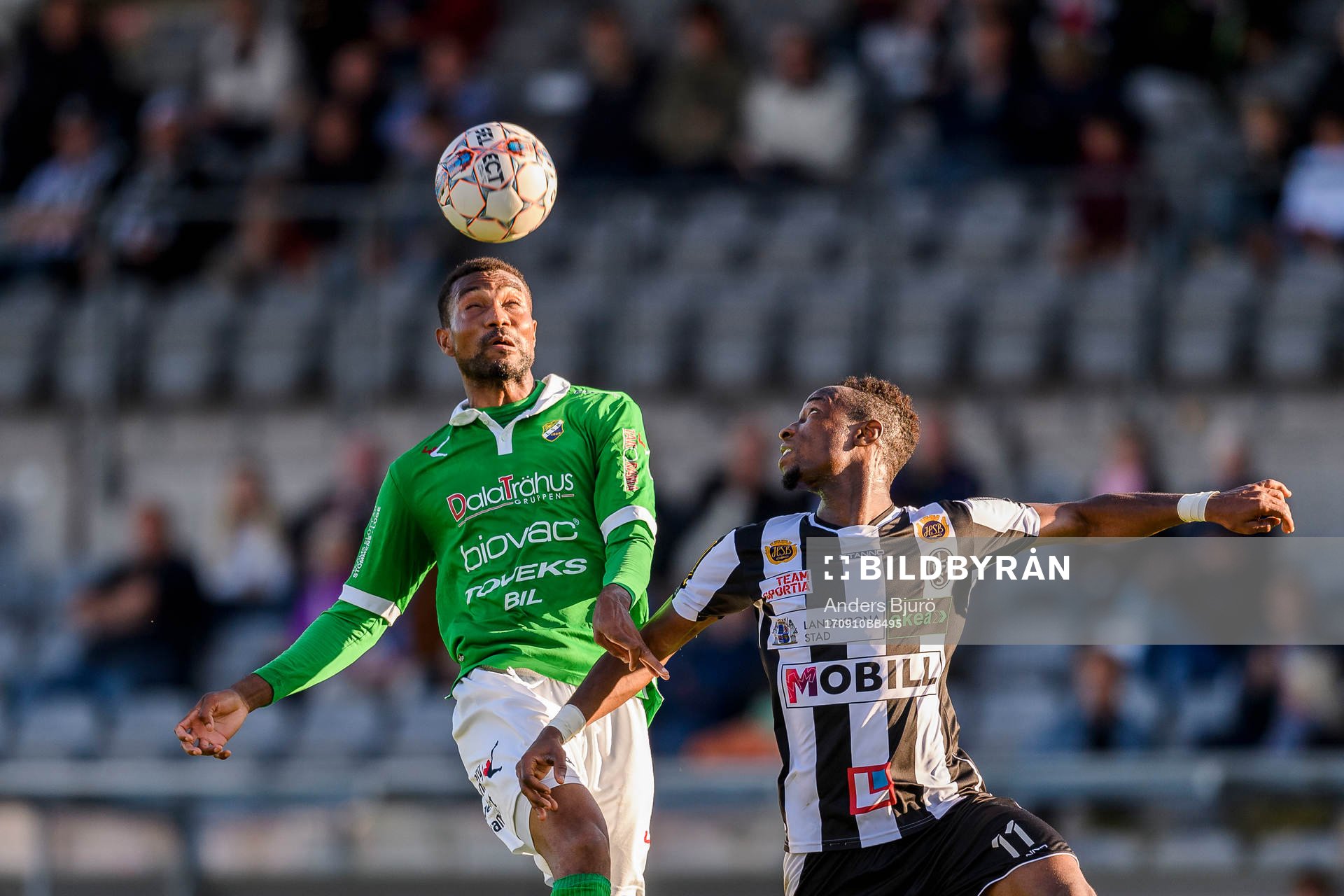 Ljungskiles Roger Thompsson och Landskronas Karim Sadat