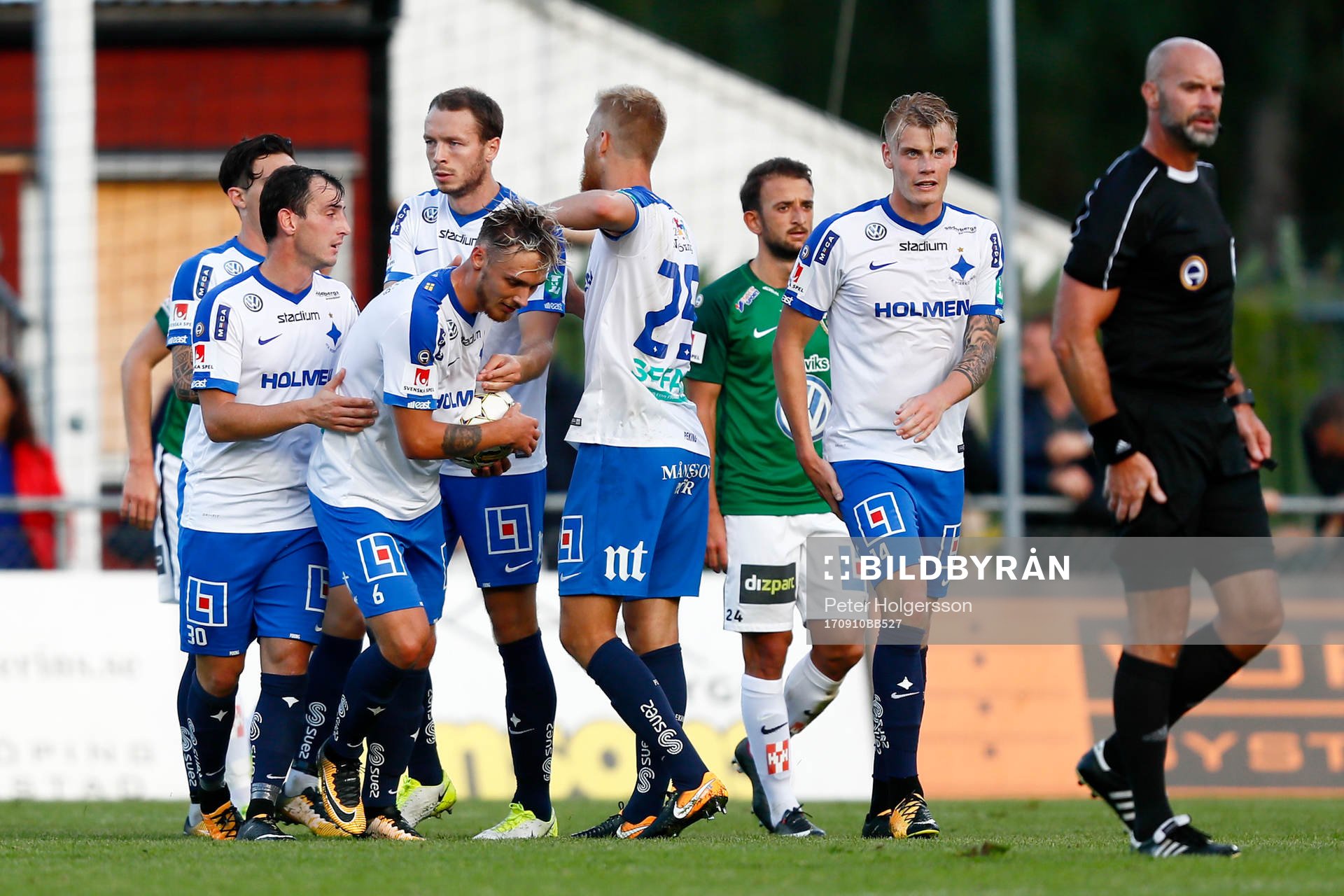 Norrköpings Linus Wahlqvist jublar med lagkamrater efter att han gjort 1-1-målet under fotbollsmatchen i Allsvenskan mellan Jönköping och Norrköping den 10 september 2017 i Jönköping.