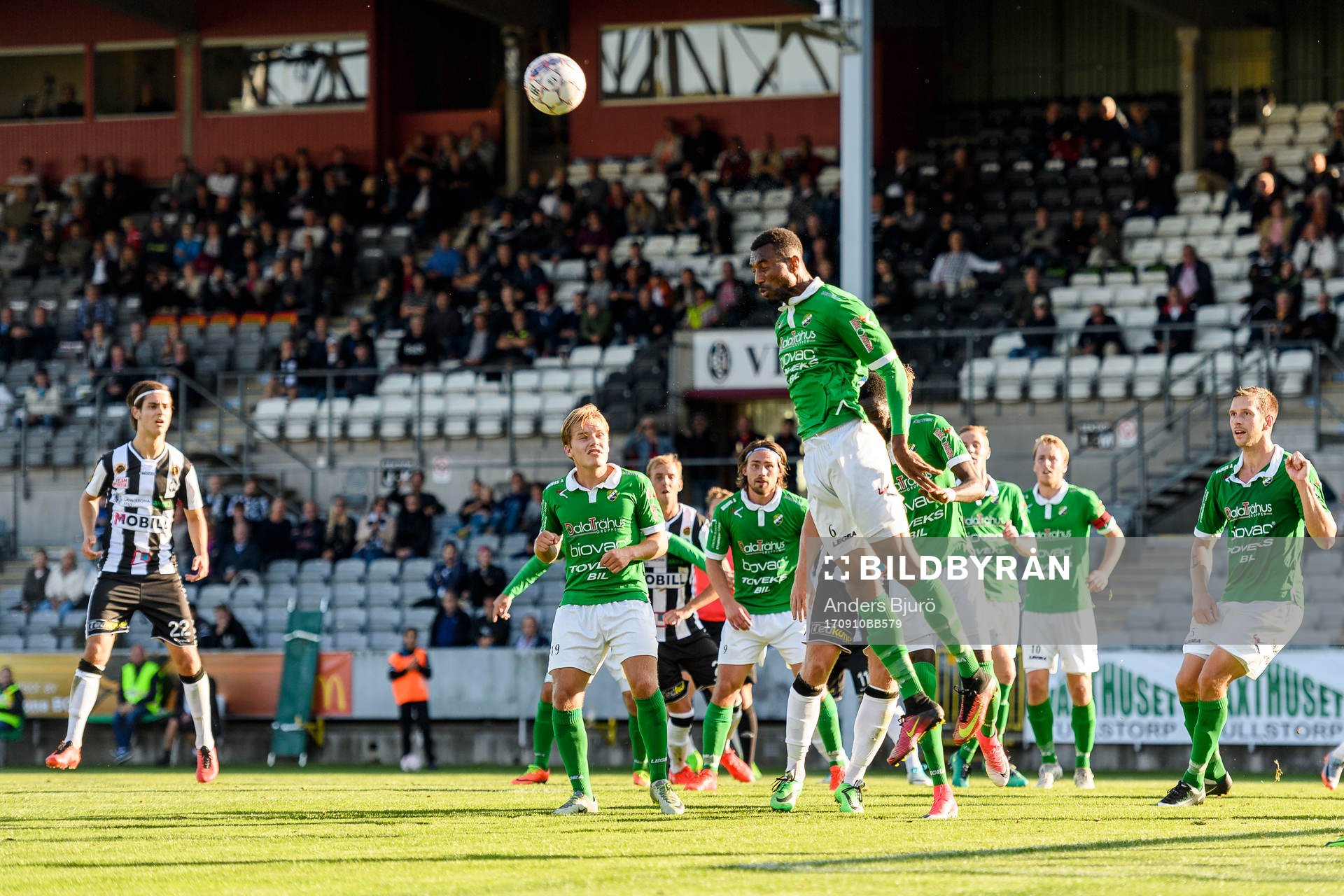 Ljungskiles Roger Thompsson nickar bort bollen