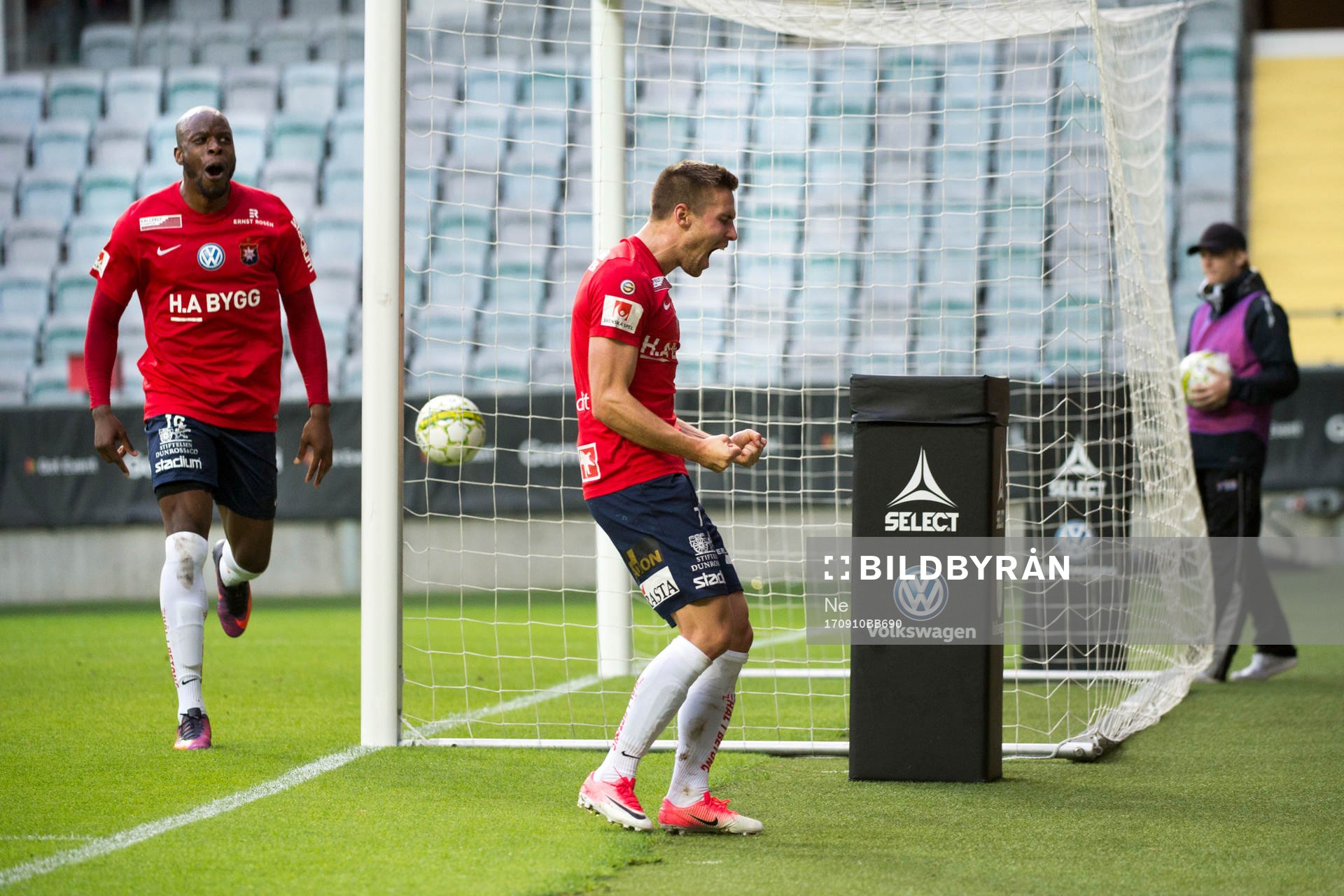 Örgrytes Daniel Sliper och Hakeem Araba jublar