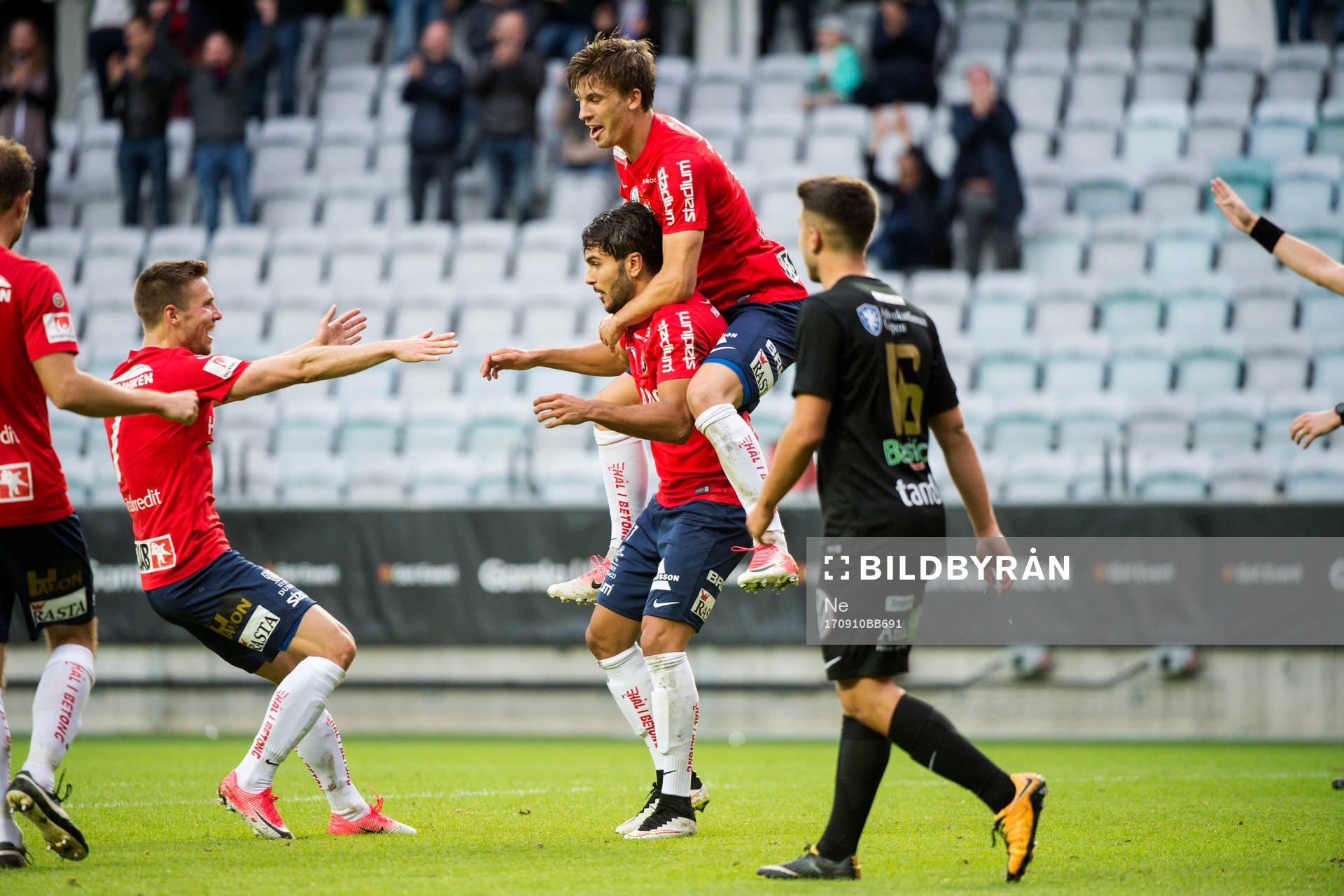 Örgrytes William Atashkadeh 2 målskytt, Daniel Paulson,
