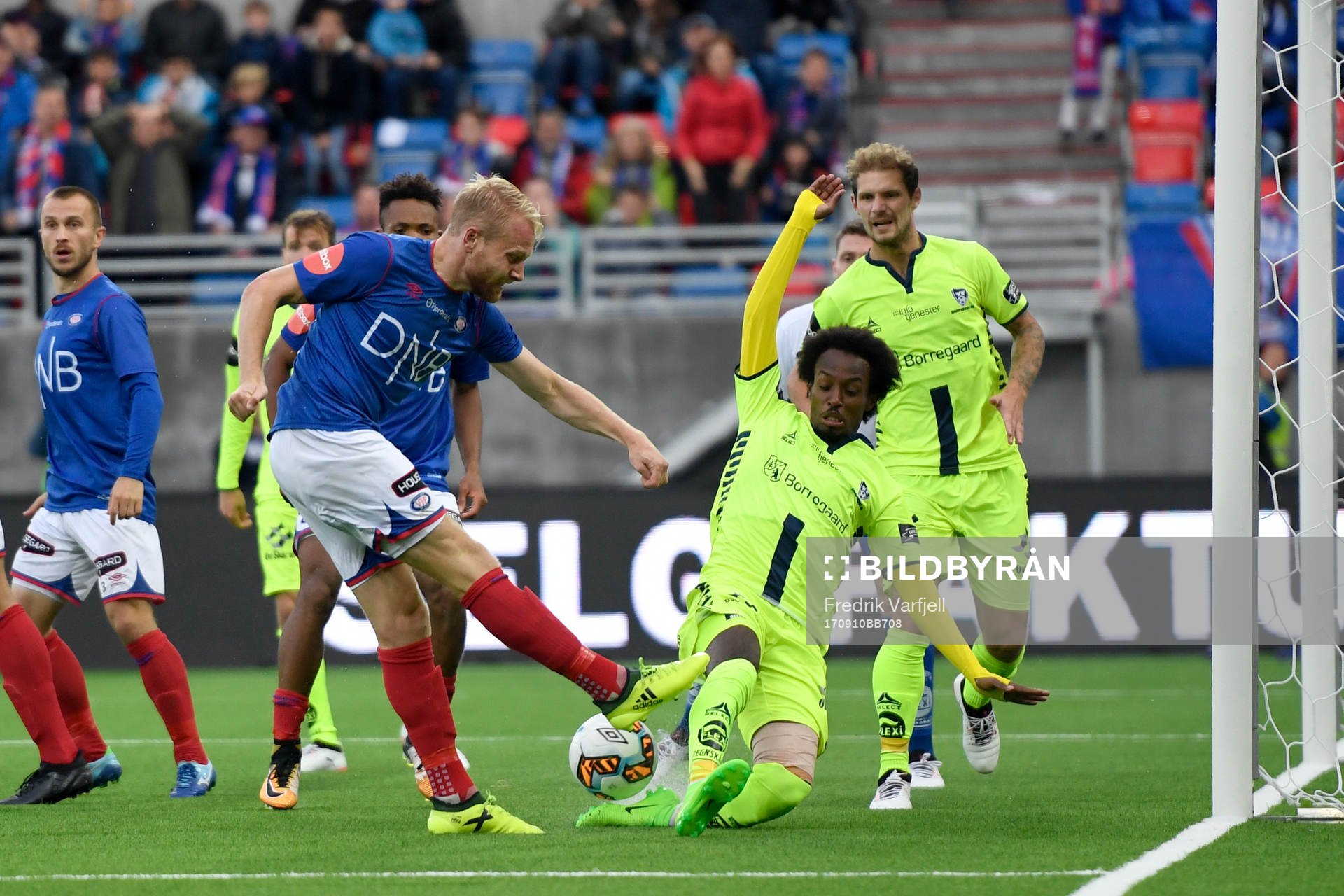 Henrik Kjelsrud Johansen, of Vålerenga, shoots while Amin