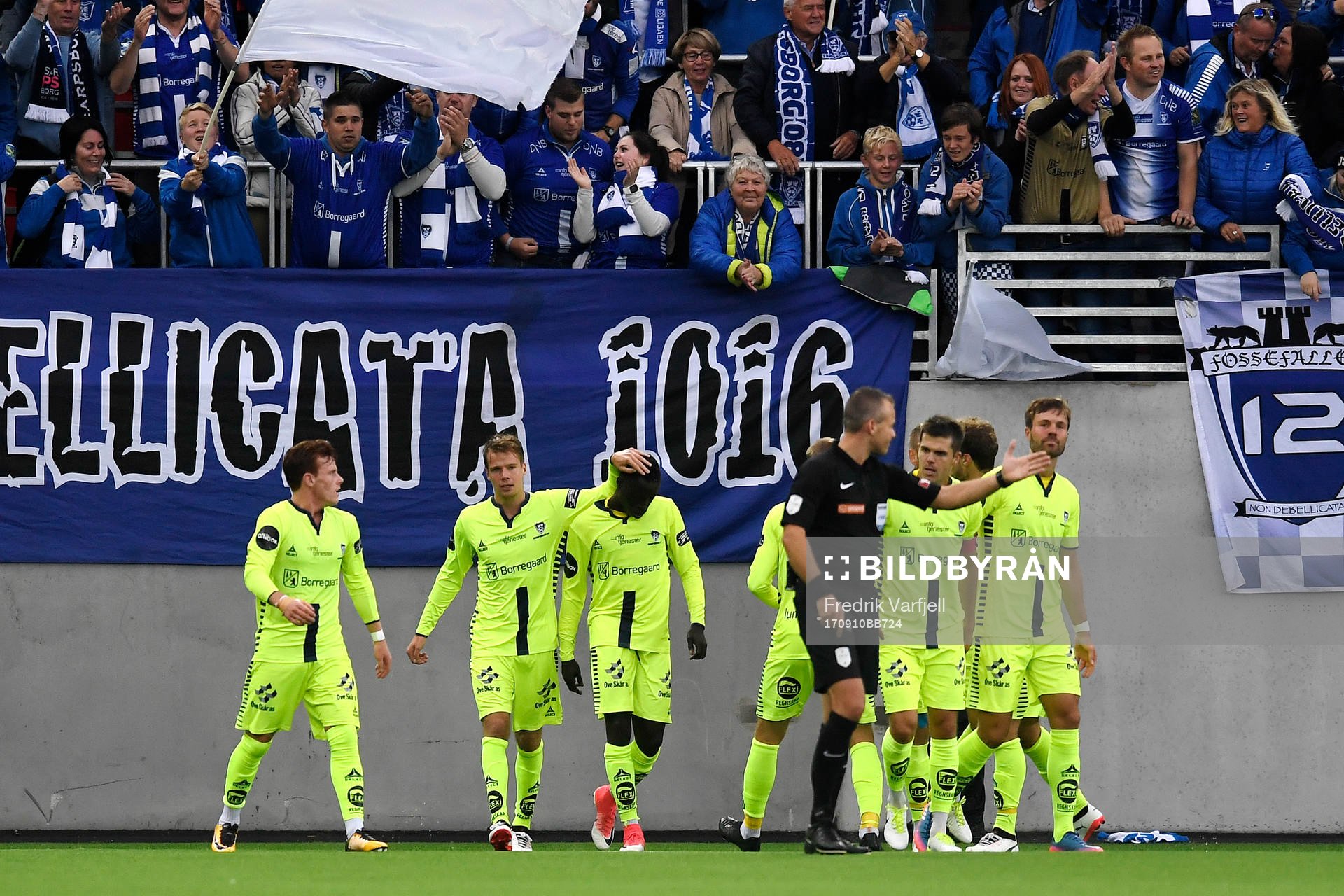 Krepin Diatta, of Sarpsborg, celebrates with team mates after scoring 2-0 during the Eliteserien match between Vålerenga and Sarpsborg 08 on September 10, 2017 in Oslo.