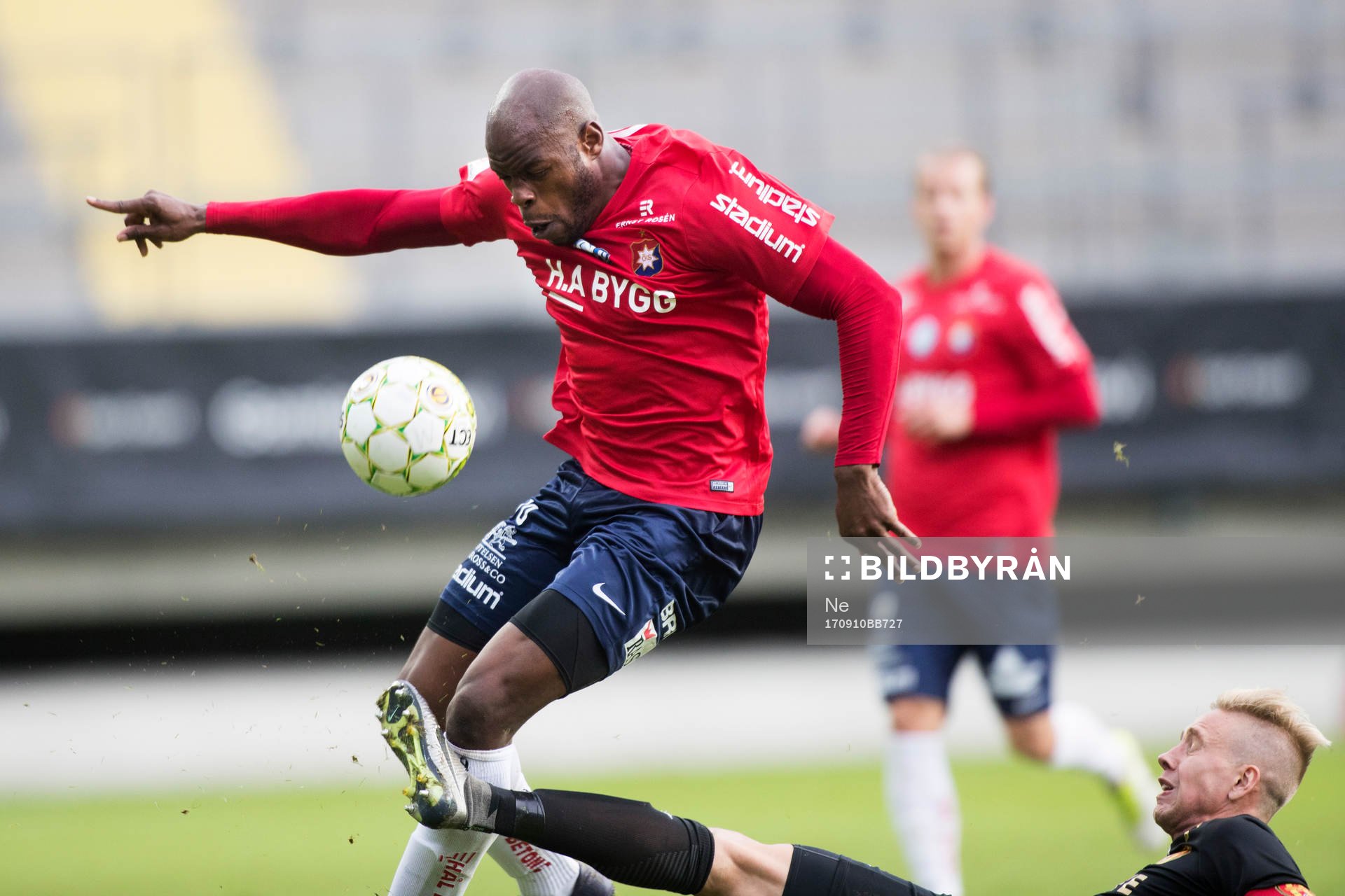 Örgrytes Hakeem Araba i kamp med Syrianskas Mattias Liljestrand under fotbollsmatchen i Superettan mellan Örgryte och Syrianska den 10 september 2017 i Göteborg.