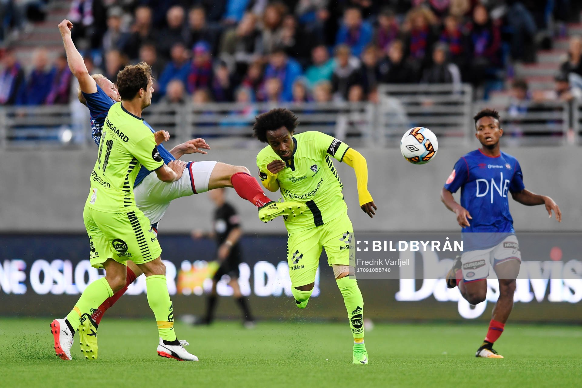 Joackim Jörgensen, of Sarpsborg competes for the ball with Henrik Kjelsrud Johansen, of Vålerenga during the Eliteserien match between Vålerenga and Sarpsborg 08 on September 10, 2017 in Oslo.