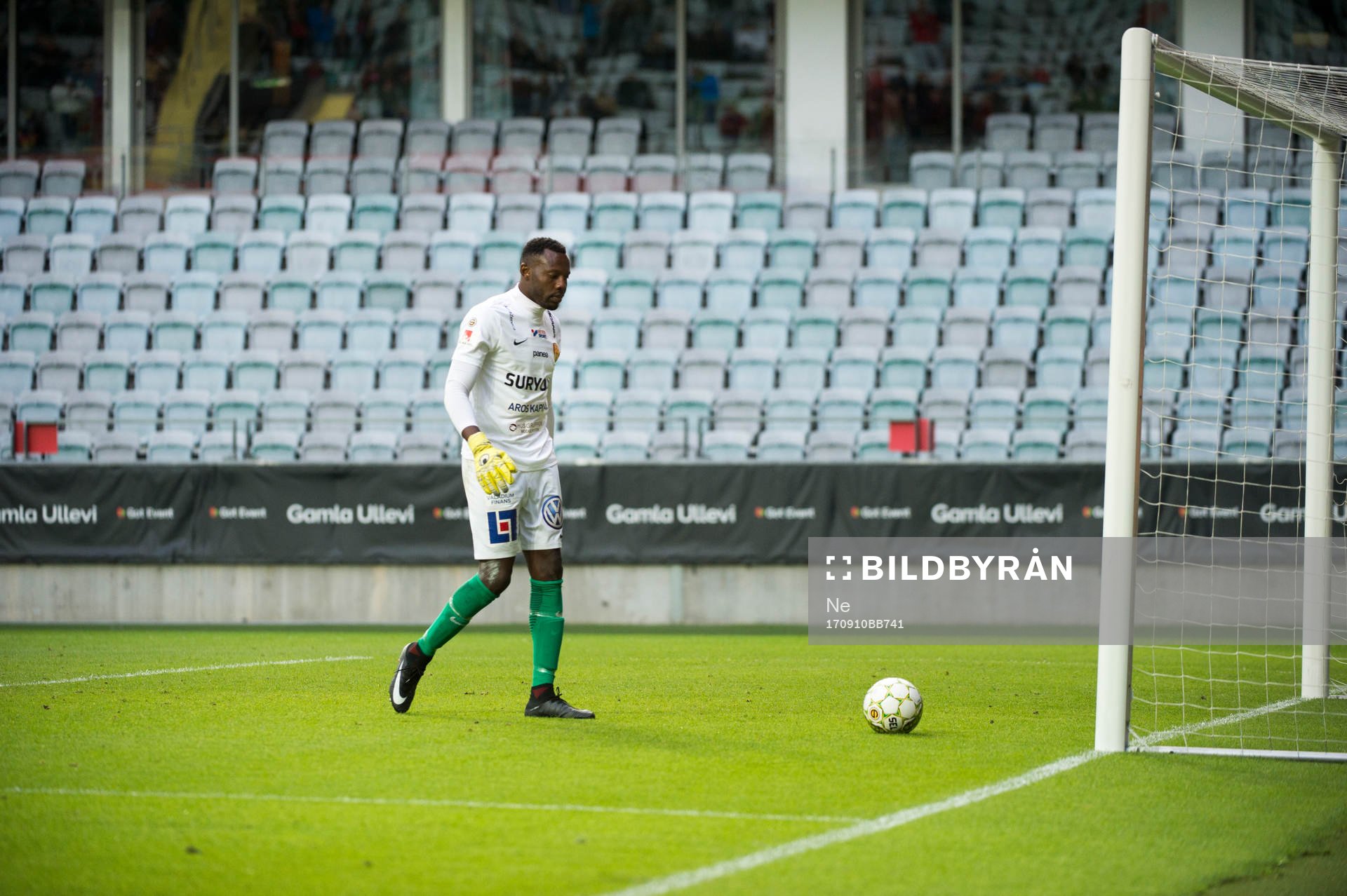 Syrianskas målvakt Dwayne St Aubyn Miller deppar