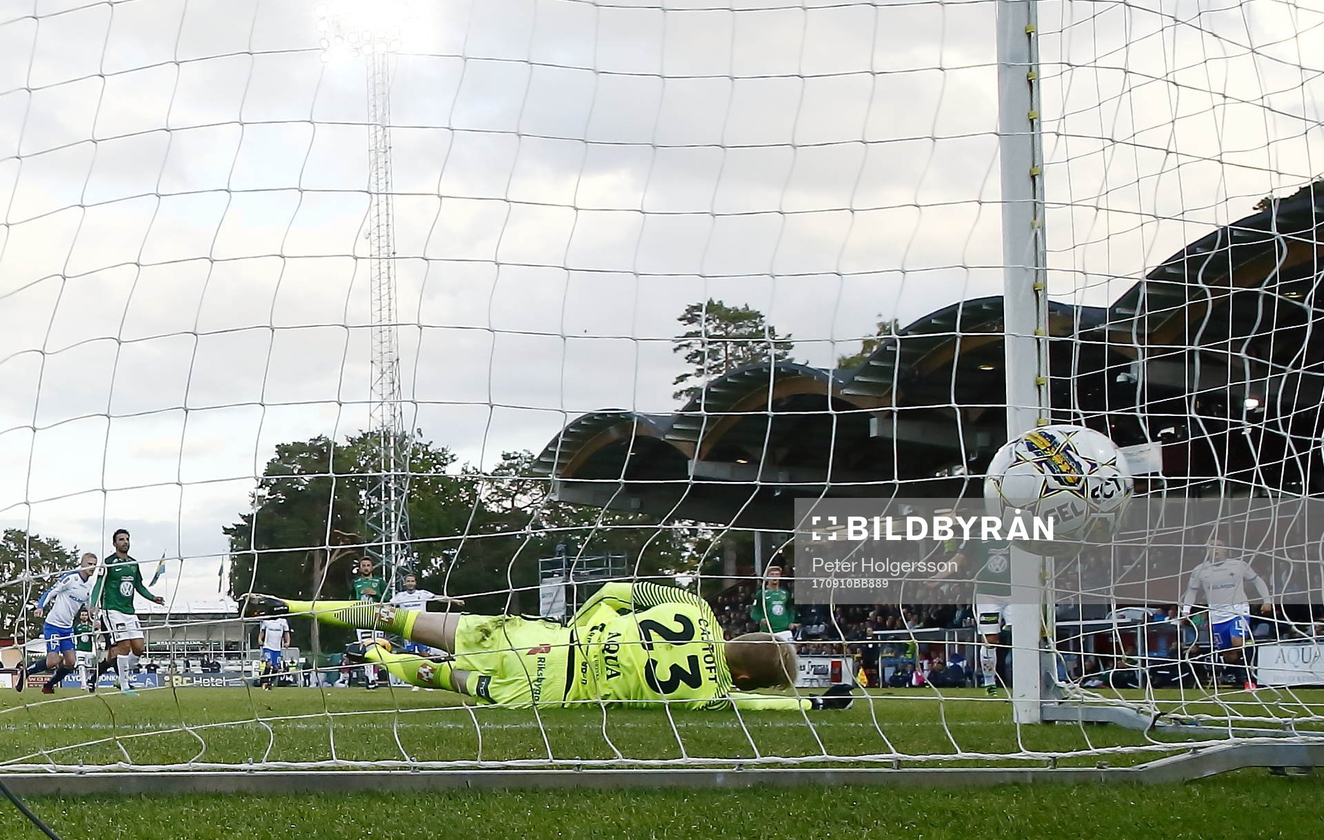 Mål 1-2 av Norrköpings Kalle Holmberg förbi Jönköpings