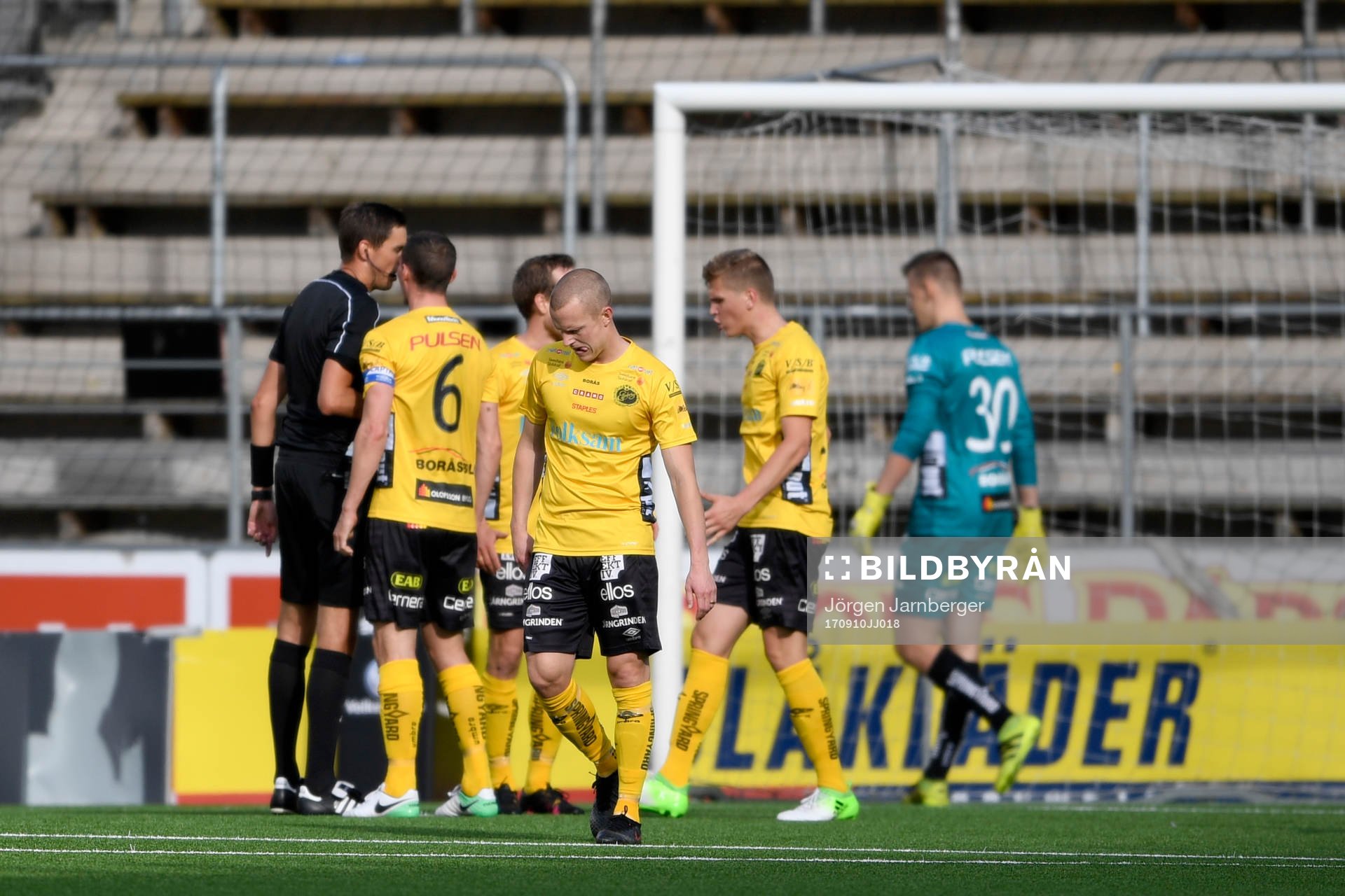 Elfsborgs spelare reagerar mot domare Magnus Lindgren