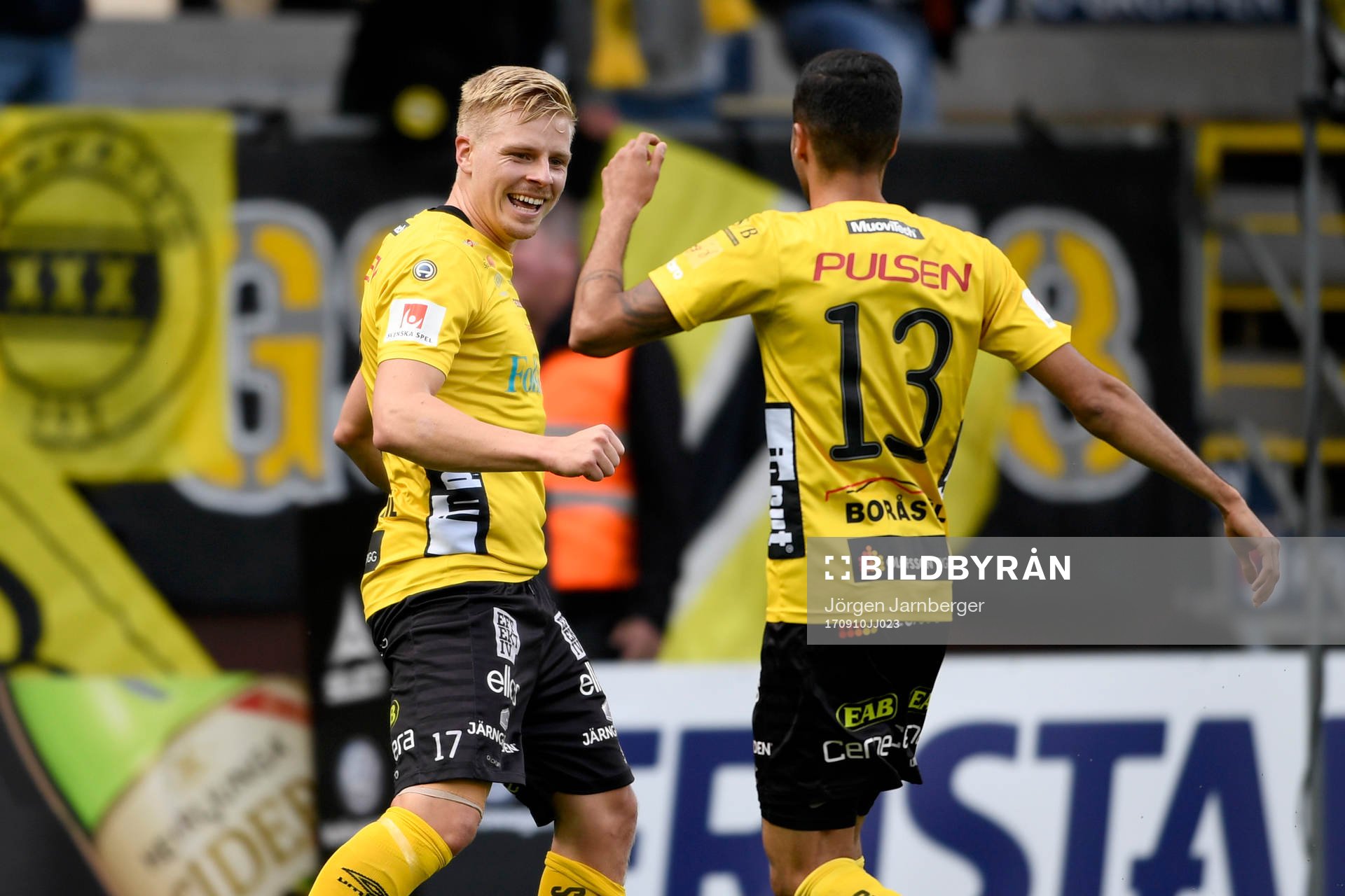 Elfsborgs Per Frick gör 2-1-målet och jublar med Rami Kaib